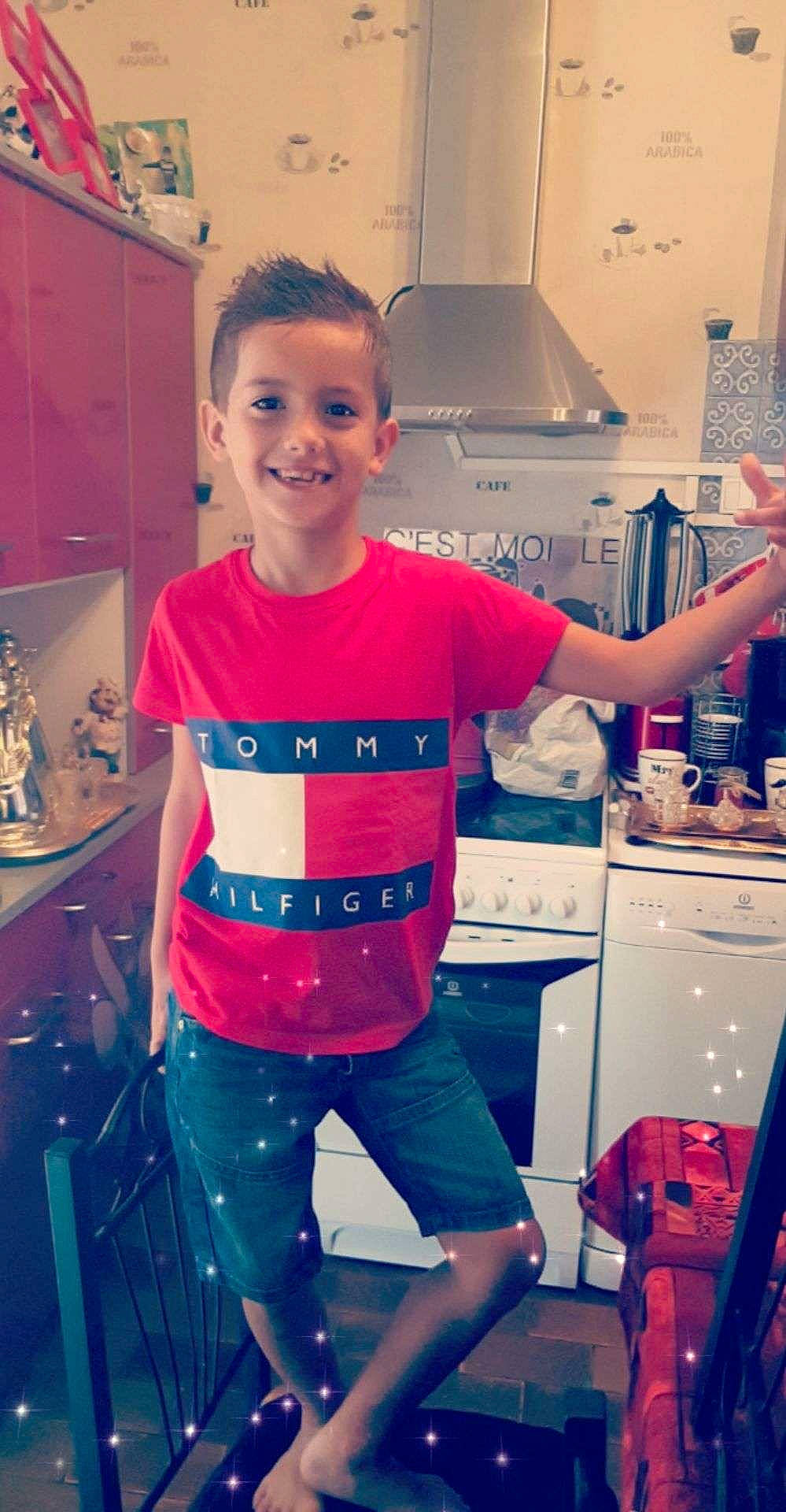 Adel participe au concours pour gagner de l'argent avec cette photo : chair, cool, face, fun, hairstyle, hand, happy, joint, joy, kitchen_appliance, muscle, person, product, red, refrigerator, shirt, shorts, shoulder, sleeve, smile