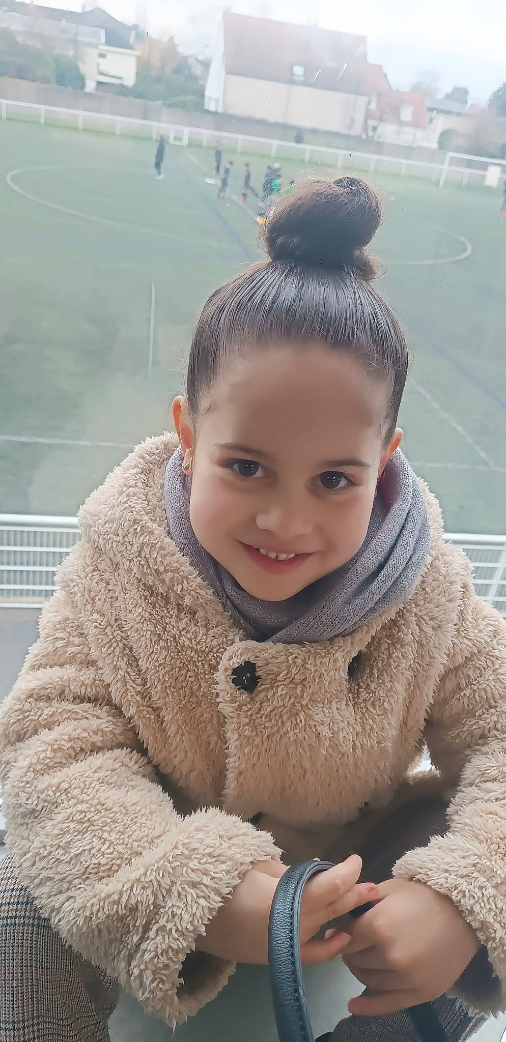 Kyéra a rejoint le concours — aidez-le/la à gagner de superbes lots ! chin, eye, facial_expression, fun, fur, grass, hair, hairstyle, happy, human, joy, leisure, outerwear, person, plant, sitting, skin, smile, toddler, winter