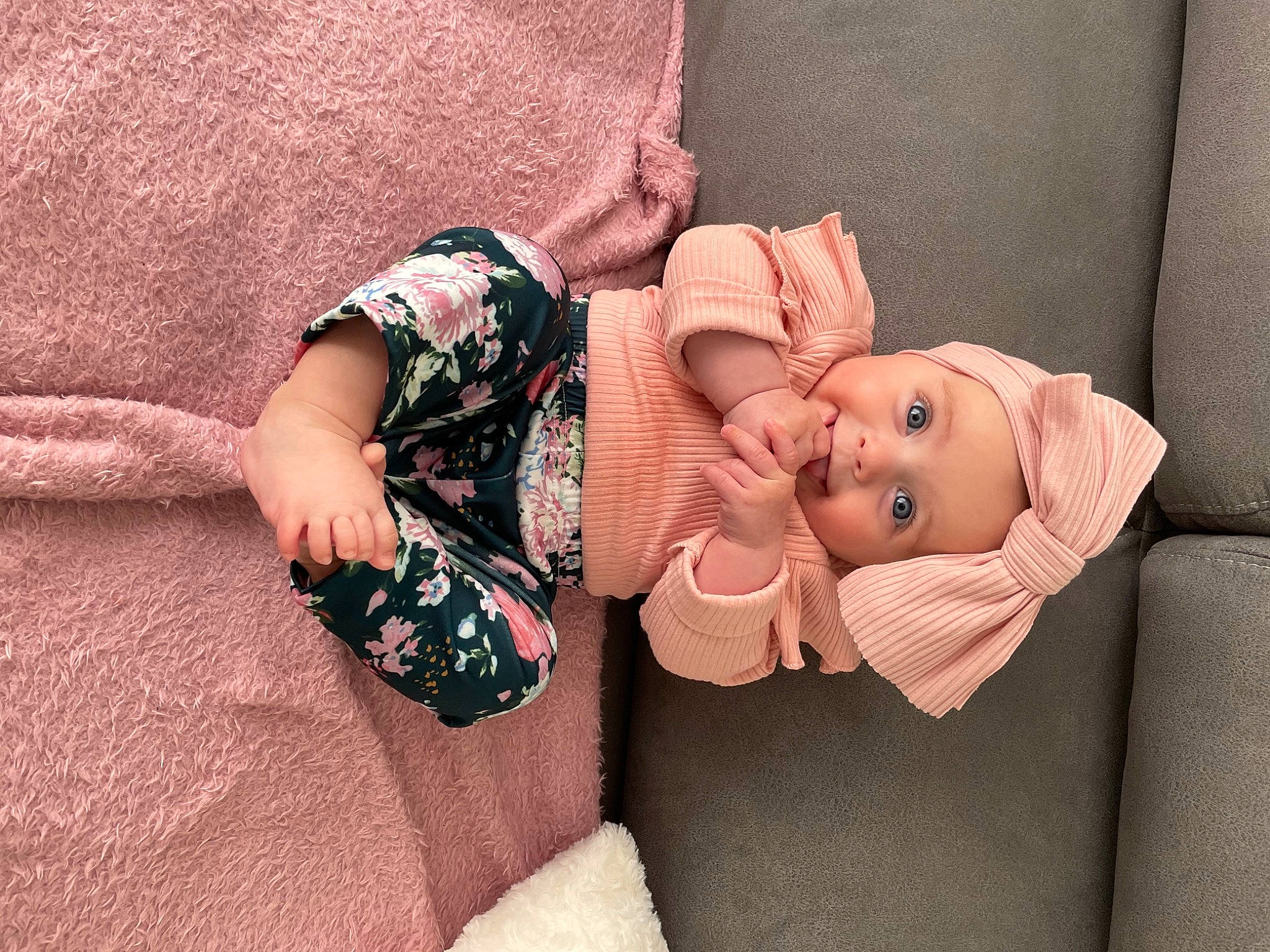 Olivia a rejoint le concours — aidez-le/la à gagner de superbes lots ! abdomen, baby, baby_products, baby_sleeping, baby_toddler_clothing, child, comfort, eye, finger, hand, hat, headgear, headwear, human_body, linens, pattern, person, pink, skin, sleeve