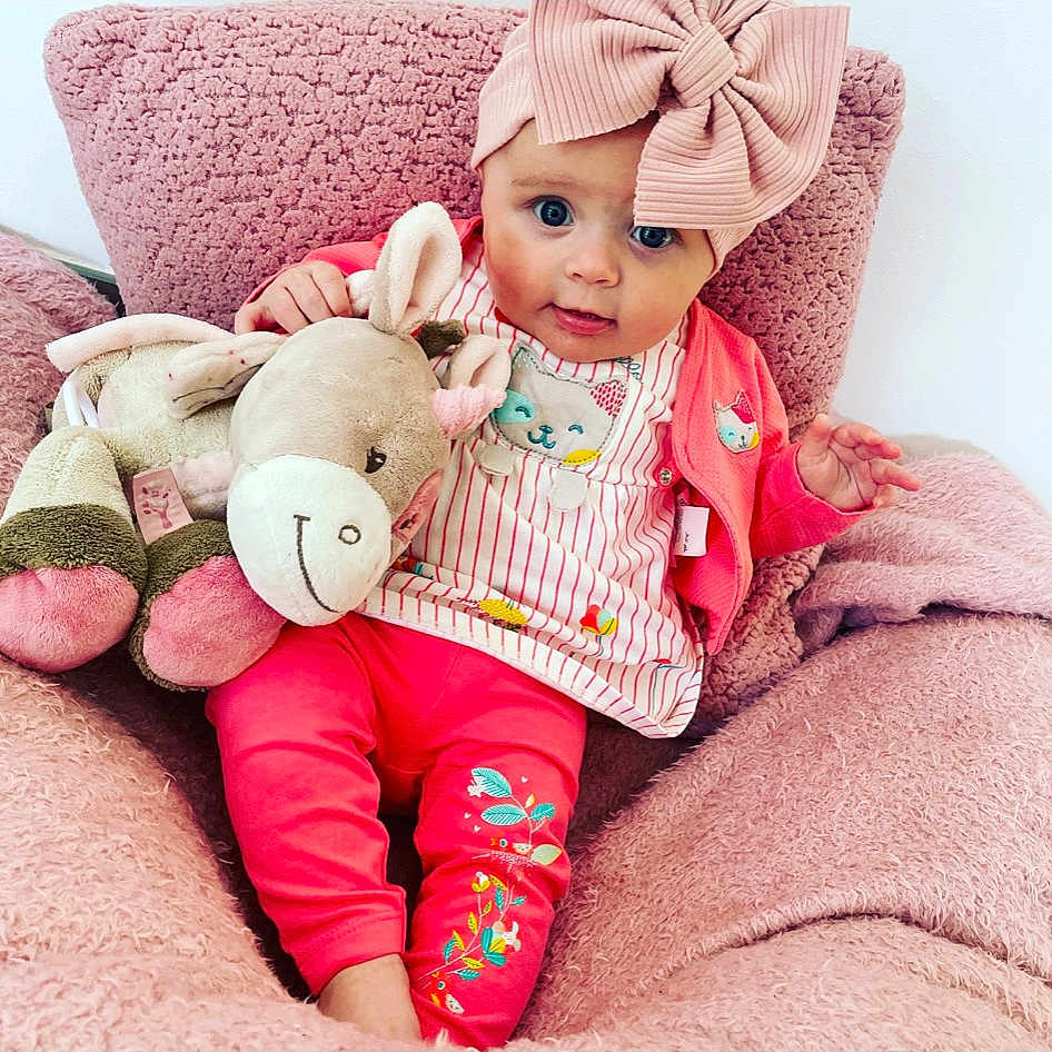 Olivia participe au concours pour gagner de l'argent avec cette photo : baby, baby_sleeping, baby_toddler_clothing, beauty, cap, comfort, couch, doll, happy, headgear, linens, magenta, pattern, pink, product, sleeve, stuffed_toy, teddy_bear, textile, toddler