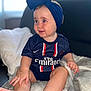 Esmée a rejoint le concours — aidez-le/la à gagner de superbes lots ! baby, child, blue_headband, smiling, sitting, blanket, jersey, sportswear, indoor, soft_toys, cute, portrait, happy, face, legs, feet, hand, light, background_blur, comfort