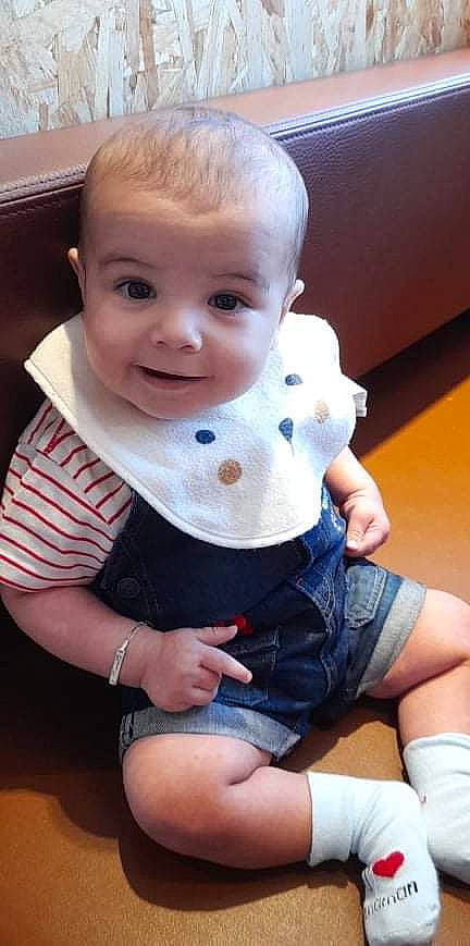 Yacine participe au concours pour gagner de l'argent avec cette photo : arm, baby, baby_toddler_clothing, cheek, clothing, elbow, facial_expression, finger, head, human_leg, joint, joy, knee, neck, person, skin, sleeve, smile, standing, t_shirt