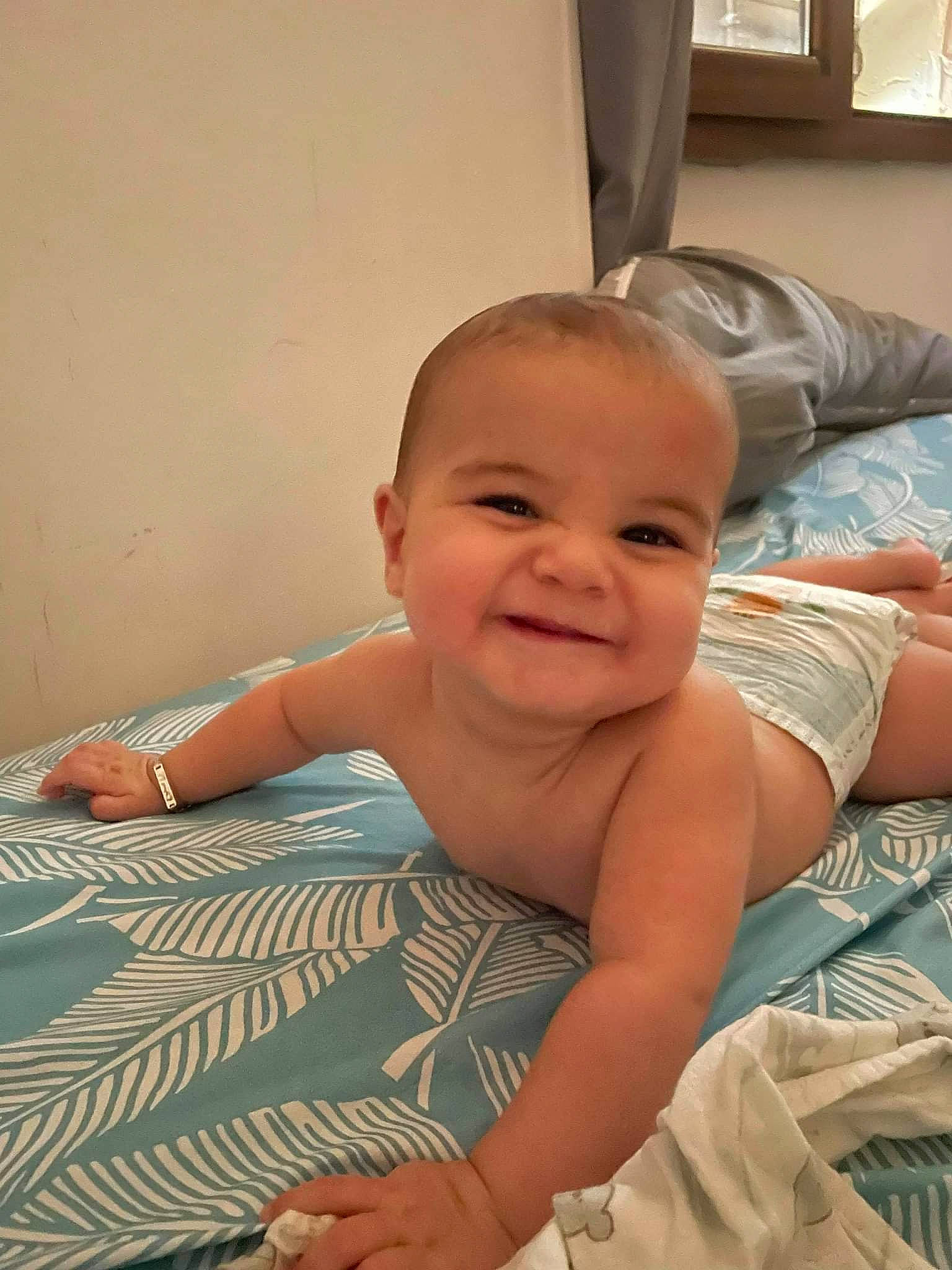 Yacine participe au concours pour gagner de l'argent avec cette photo : abdomen, arm, baby, baby_toddler_clothing, cheek, comfort, eye, finger, flooring, hand, happy, head, human_body, iris, joy, leg, mouth, person, skin, smile