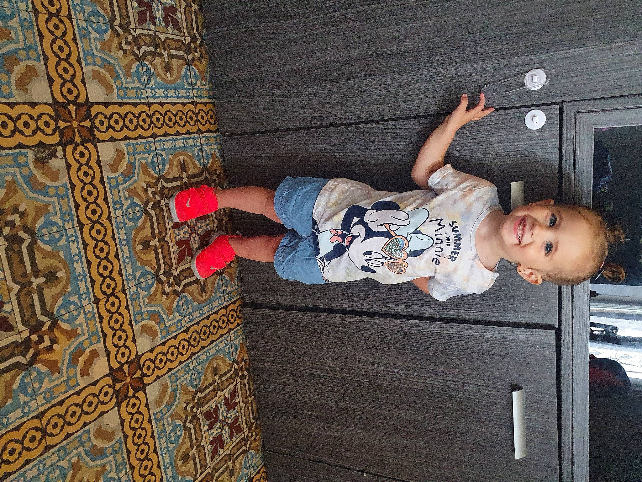 Louna participe au concours pour gagner de l'argent avec cette photo : art, carpet, child, flooring, fun, hardwood, joy, leg, leisure, line, pattern, person, play, product, room, smile, standing, t_shirt, toddler, vehicle_door