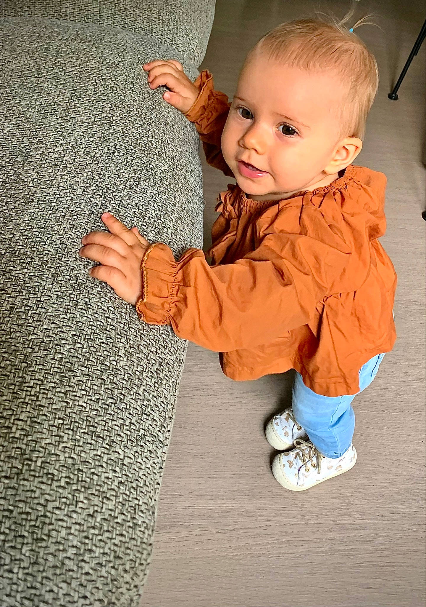Laya a rejoint le concours — aidez-le/la à gagner de superbes lots ! baby, baby_toddler_clothing, cheek, child, eye, finger, floor, flooring, gesture, hair, happy, head, human_body, human_leg, leg, people_in_nature, person, sleeve, standing, toddler