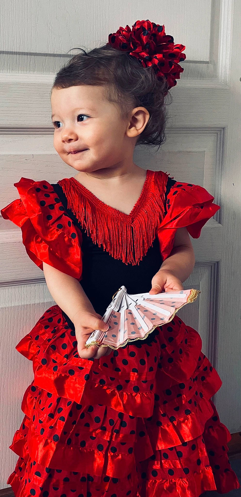 Mia a rejoint le concours — aidez-le/la à gagner de superbes lots ! baby_toddler_clothing, beauty, day_dress, dress, embellishment, fashion, fashion_design, hairstyle, joy, magenta, neck, one_piece_garment, pattern, person, pink, red, ruffle, sleeve, textile, toddler