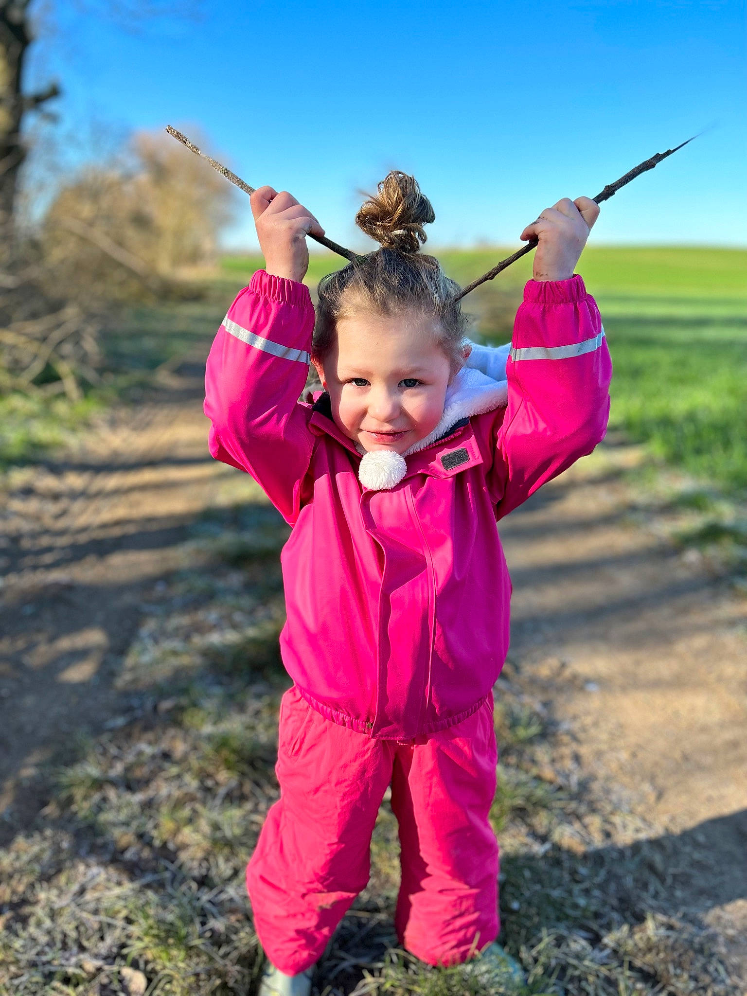 Lola a rejoint le concours — aidez-le/la à gagner de superbes lots ! child, fun, gesture, grass, grassland, happy, joy, landscape, leaf, leisure, magenta, natural_landscape, people_in_nature, person, pink, plant, prairie, recreation, sky, soil
