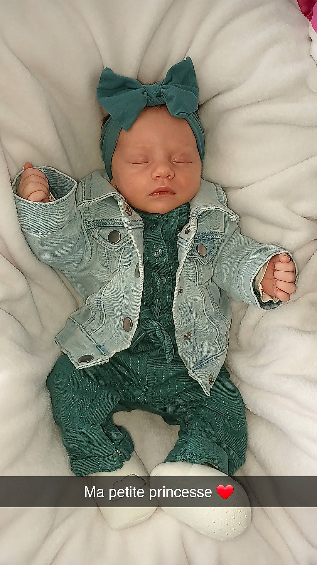 Inaya participe au concours pour gagner de l'argent avec cette photo : arm, art, baby, baby_products, baby_toddler_clothing, cheek, child, comfort, eye, face, head, human_body, illustration, linens, pattern, person, pink, skin, sleeve, textile