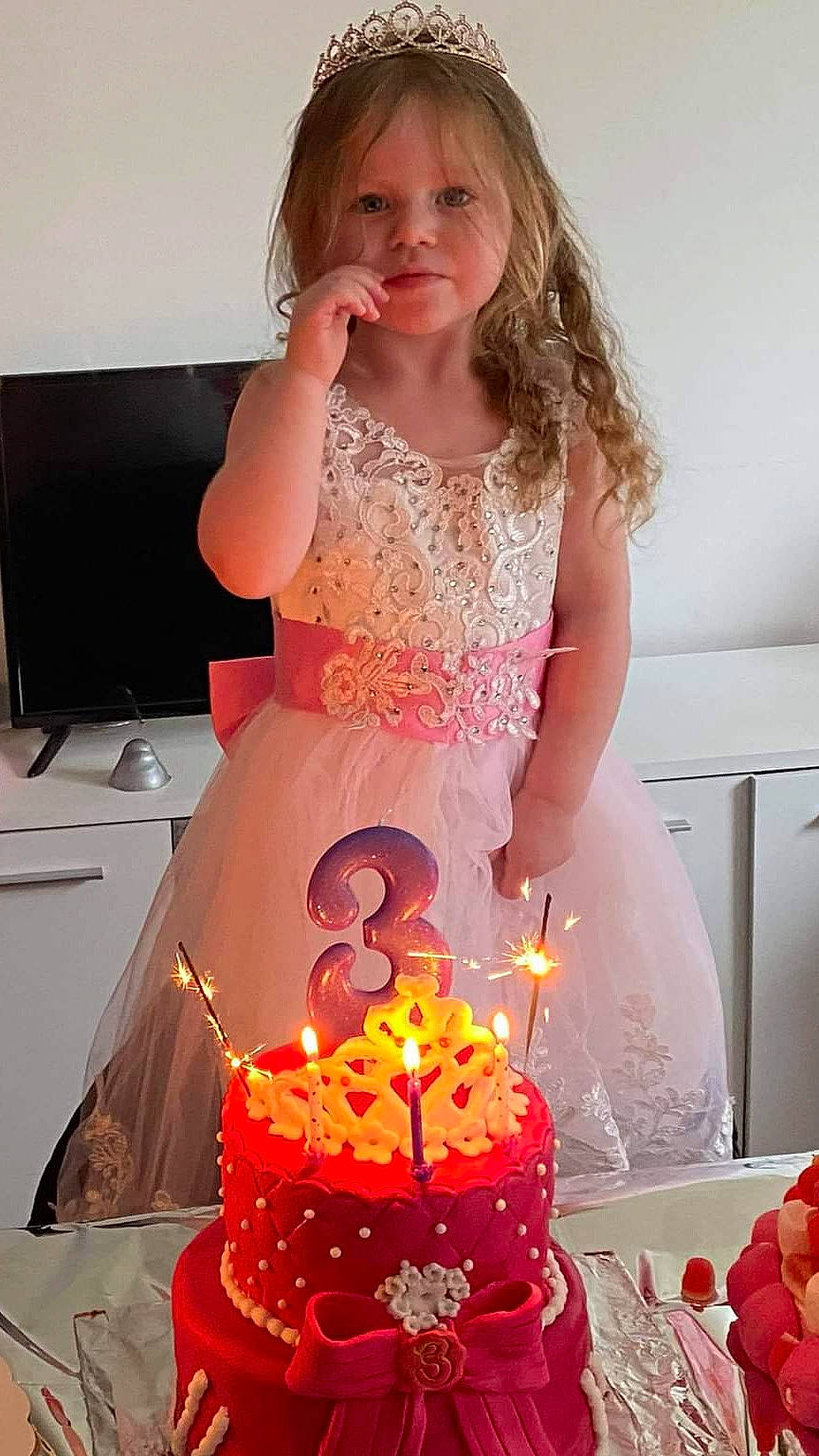 Louna a rejoint le concours — aidez-le/la à gagner de superbes lots ! baked_goods, birthday, birthday_cake, birthday_candle, birthday_party, cake, cake_decorating, cake_decorating_supply, candle, cuisine, dessert, event, food, icing, orange, person, pink, sugar_cake, table, tableware