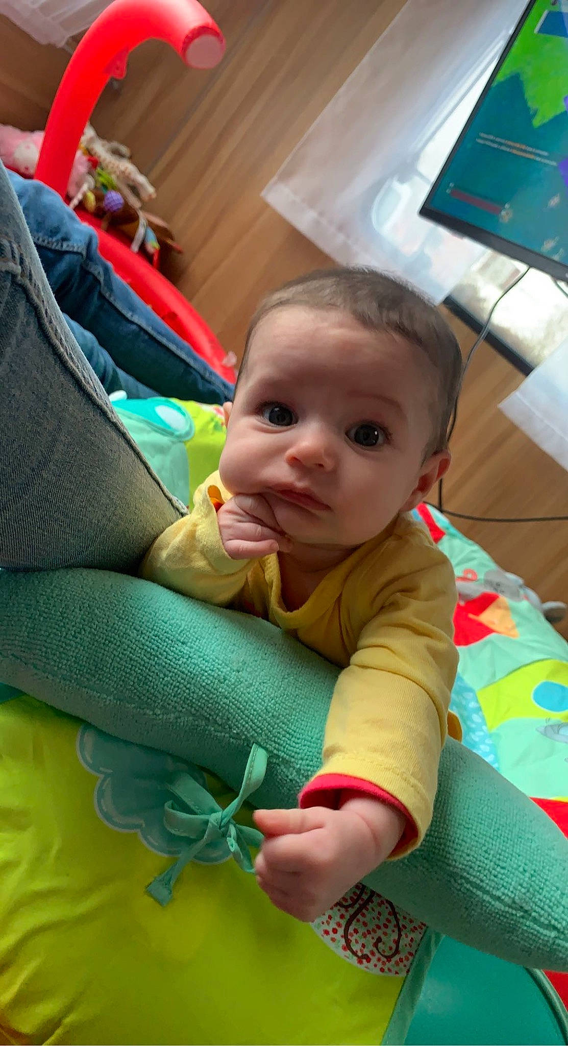 Mia a rejoint le concours — aidez-le/la à gagner de superbes lots ! baby, baby_products, baby_safety, baby_toddler_clothing, cheek, child, comfort, flooring, fun, green, head, iris, lap, linens, person, play, room, sitting, skin, toddler