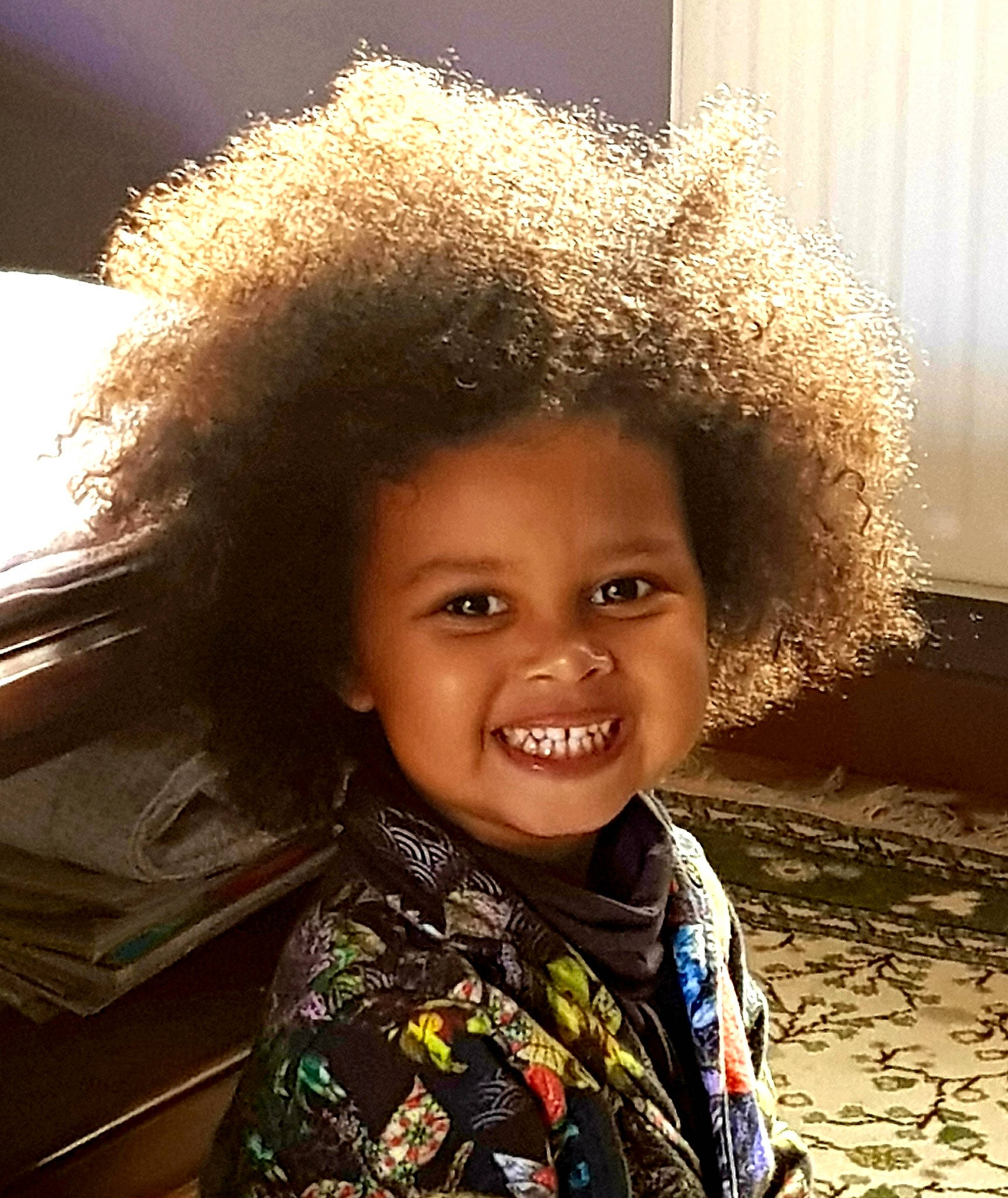 Cely a rejoint le concours — aidez-le/la à gagner de superbes lots ! afro, cheek, child, chin, fashion_accessory, flash_photography, flooring, fun, hairstyle, happy, human, human_body, joy, lip, nose, person, portrait_photography, sitting, skin, sleeve