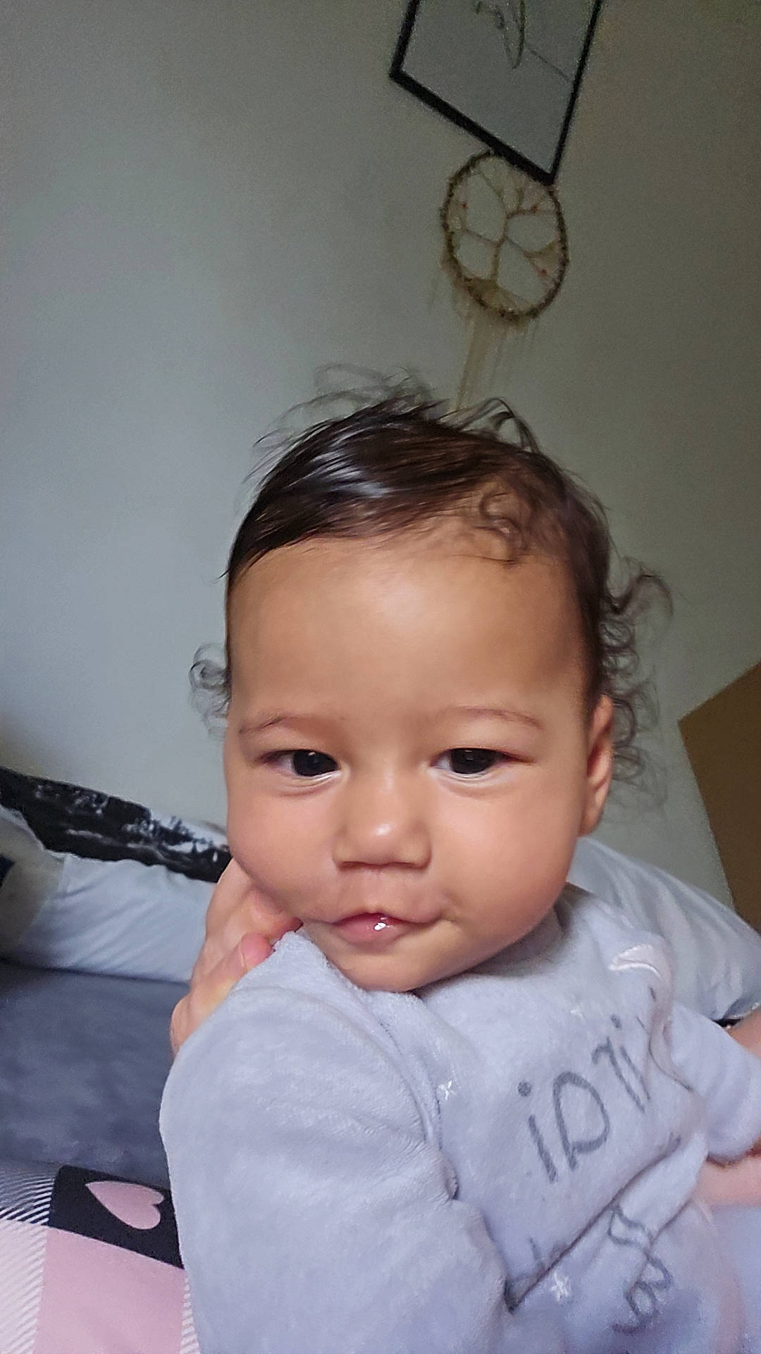 Maëlys a rejoint le concours — aidez-le/la à gagner de superbes lots ! baby, baby_toddler_clothing, black_hair, cheek, chin, clock, ear, eyebrow, eyelash, facial_expression, forehead, gesture, happy, iris, lip, no_expression, nose, person, skin, sleeve