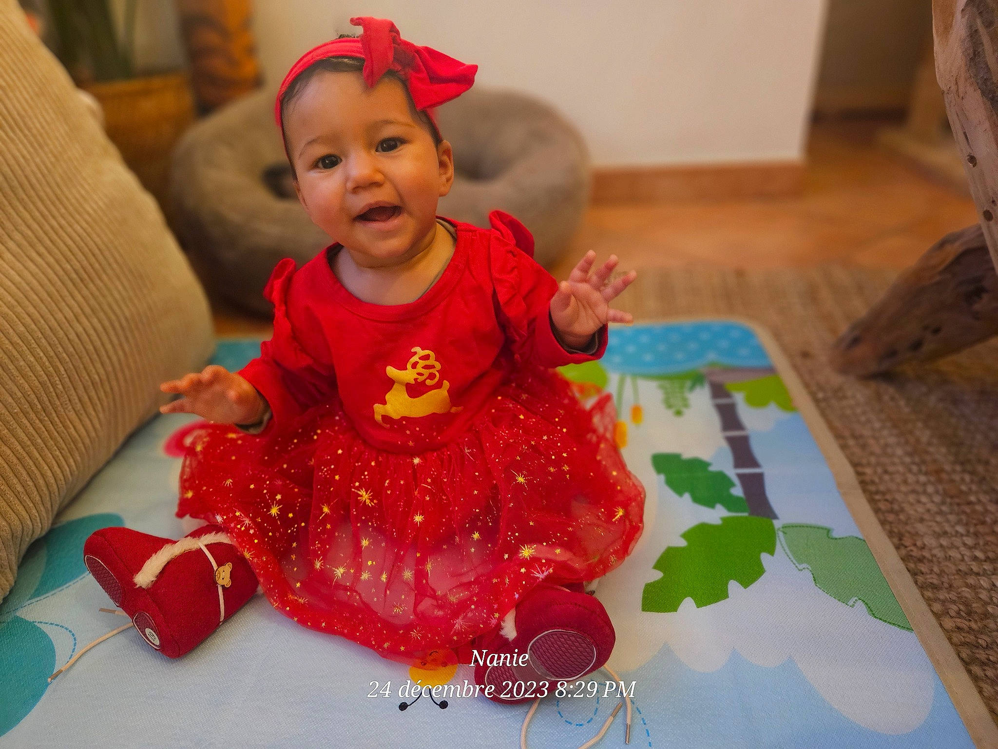 Maëlys participe au concours pour gagner de l'argent avec cette photo : art, baby, baby_toddler_clothing, child, embellishment, event, face, flooring, fun, happy, hat, magenta, pattern, person, product, room, sitting, sleeve, smile, t_shirt