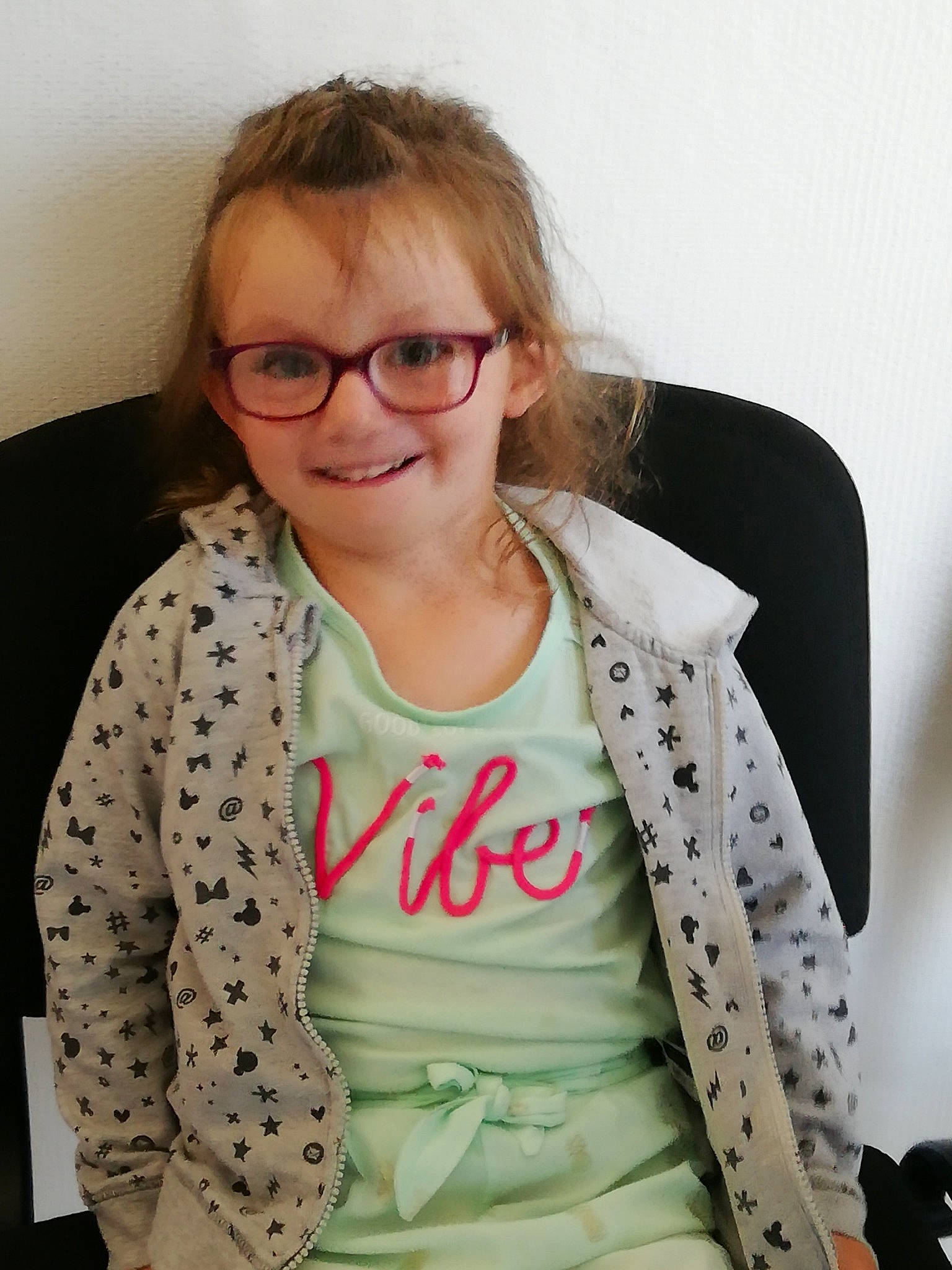 Laurie participe au concours pour gagner de l'argent avec cette photo : child, design, eyewear, glasses, joy, outerwear, pattern, person, polka_dot, sleeve, vision_care