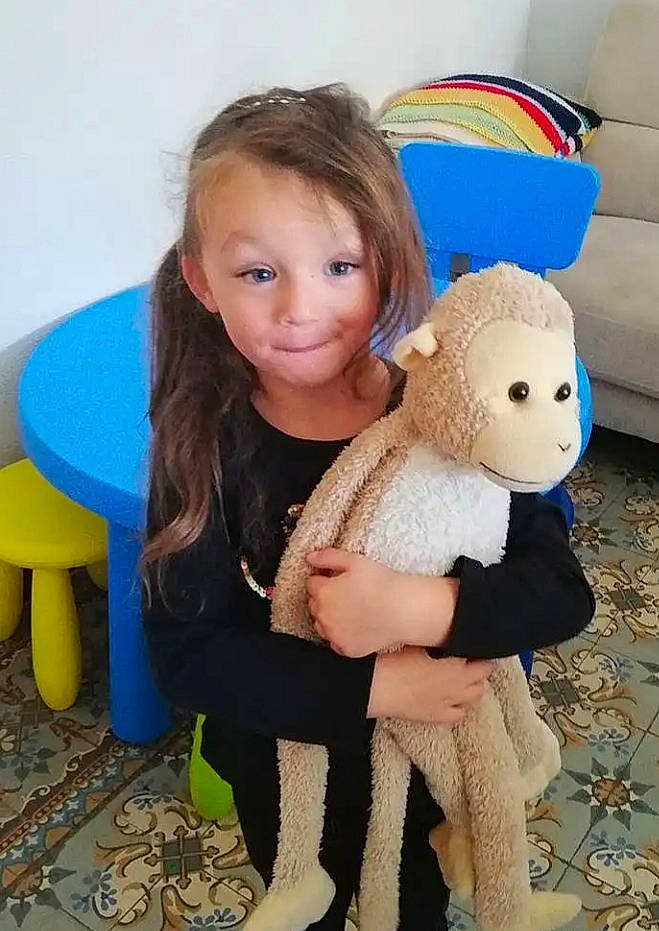 Laurie participe au concours pour gagner de l'argent avec cette photo : child, leg, person, play, plush, stuffed_toy, teddy_bear, textile, toddler, toy