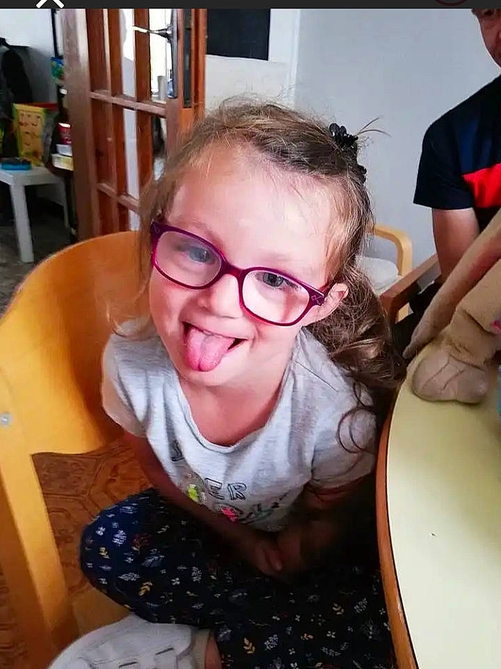 Laurie participe au concours pour gagner de l'argent avec cette photo : child, eyewear, fun, glasses, hair, long_hair, mouth, person, smile, vision_care