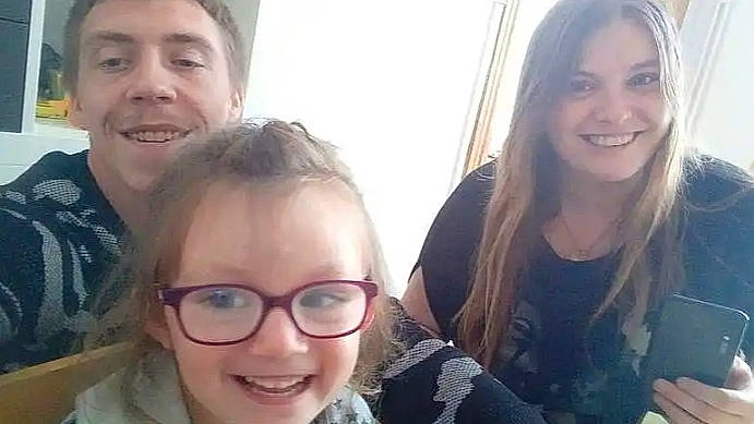 Laurie a rejoint le concours — aidez-le/la à gagner de superbes lots ! blond, child, eye, eyebrow, eyewear, face, family, forehead, fun, glasses, hair, happy, head, jaw, joy, nose, people, person, photography, selfie