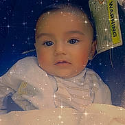 Djakson participe au concours pour gagner de l'argent avec cette photo : baby, infant, car_seat, blanket, face, child, portrait, sparkle_filter, soft_light, indoors, cute, young_child, clothing, head, resting, seat, warning_label, star_effect, closeup, peaceful