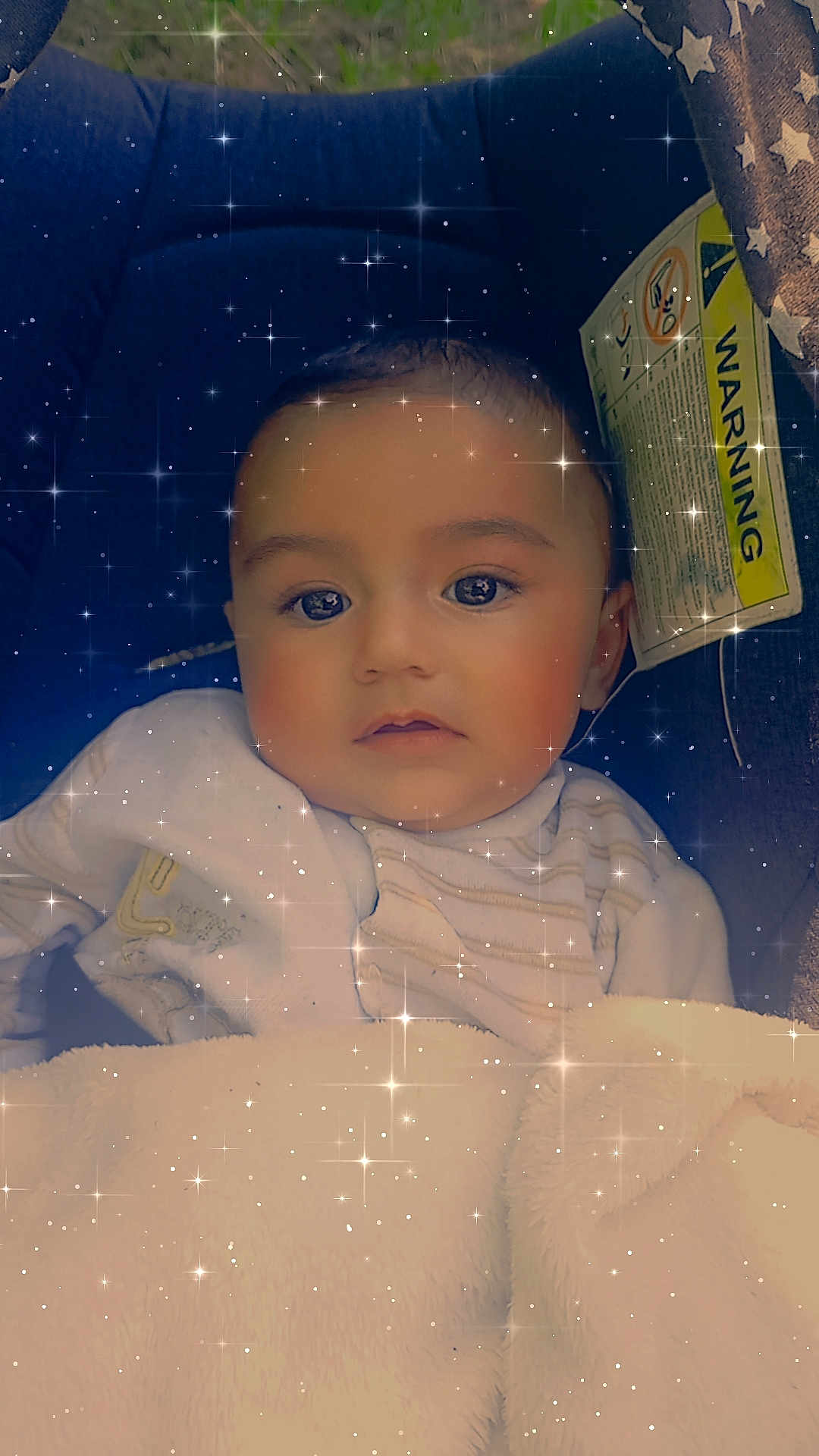 Djakson participe au concours pour gagner de l'argent avec cette photo : baby, infant, car_seat, blanket, face, child, portrait, sparkle_filter, soft_light, indoors, cute, young_child, clothing, head, resting, seat, warning_label, star_effect, closeup, peaceful