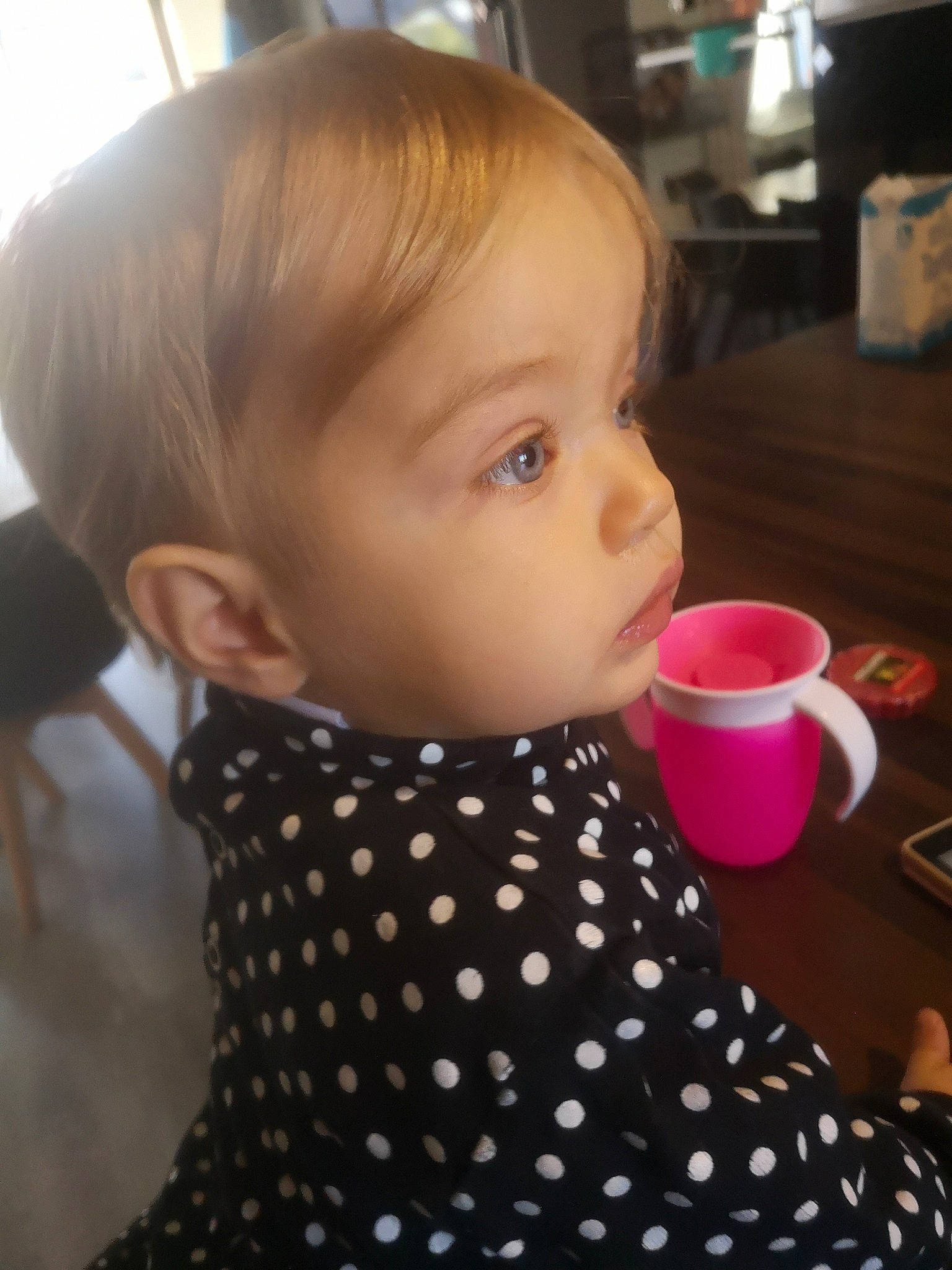 Zoé participe au concours pour gagner de l'argent avec cette photo : cheek, child, chin, design, ear, face, forehead, girl, hair, hair_coloring, hairstyle, head, human_hair_color, infant, neck, nose, pattern, person, pink, skin