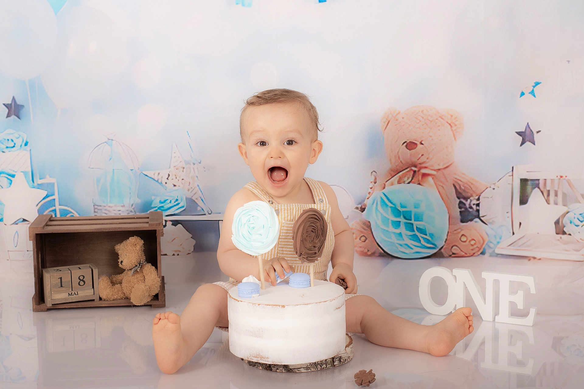 Jules a rejoint le concours — aidez-le/la à gagner de superbes lots ! baby, cake, teddy_bear, birthday, first_birthday, smiling, child, decorations, toy, celebration, white_cake, floor_reflection, number_one, wooden_box, birthday_cake, happy, portrait, indoor, cute, party