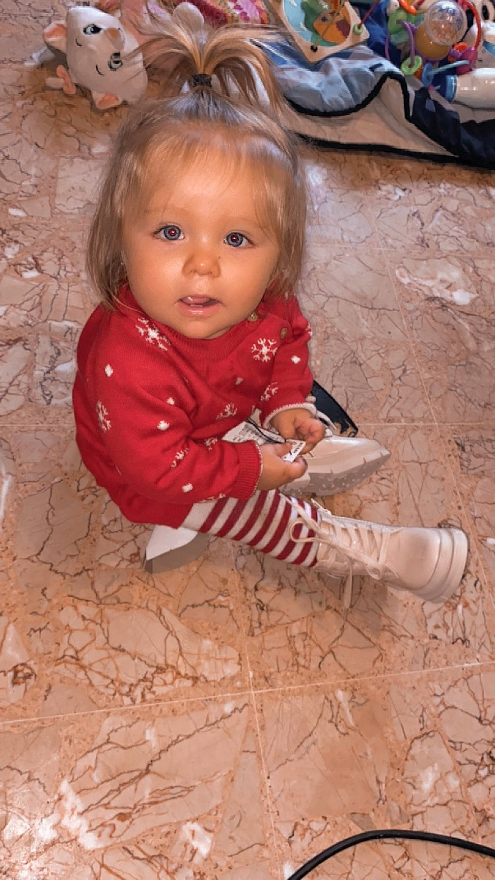 Maëlya participe au concours pour gagner de l'argent avec cette photo : automotive_tire, baby, baby_toddler_clothing, cheek, child, eye, face, flooring, hair, hairstyle, head, iris, leaf, nose, people_in_nature, person, smile, soil, toddler, tree