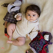 Amélia a rejoint le concours — aidez-le/la à gagner de superbes lots ! baby, child, doll, toy, blanket, soft, cute, infant, lying_down, plush, fabric, clothing, portrait, indoor, cozy, hand, foot, face, expression, playtime