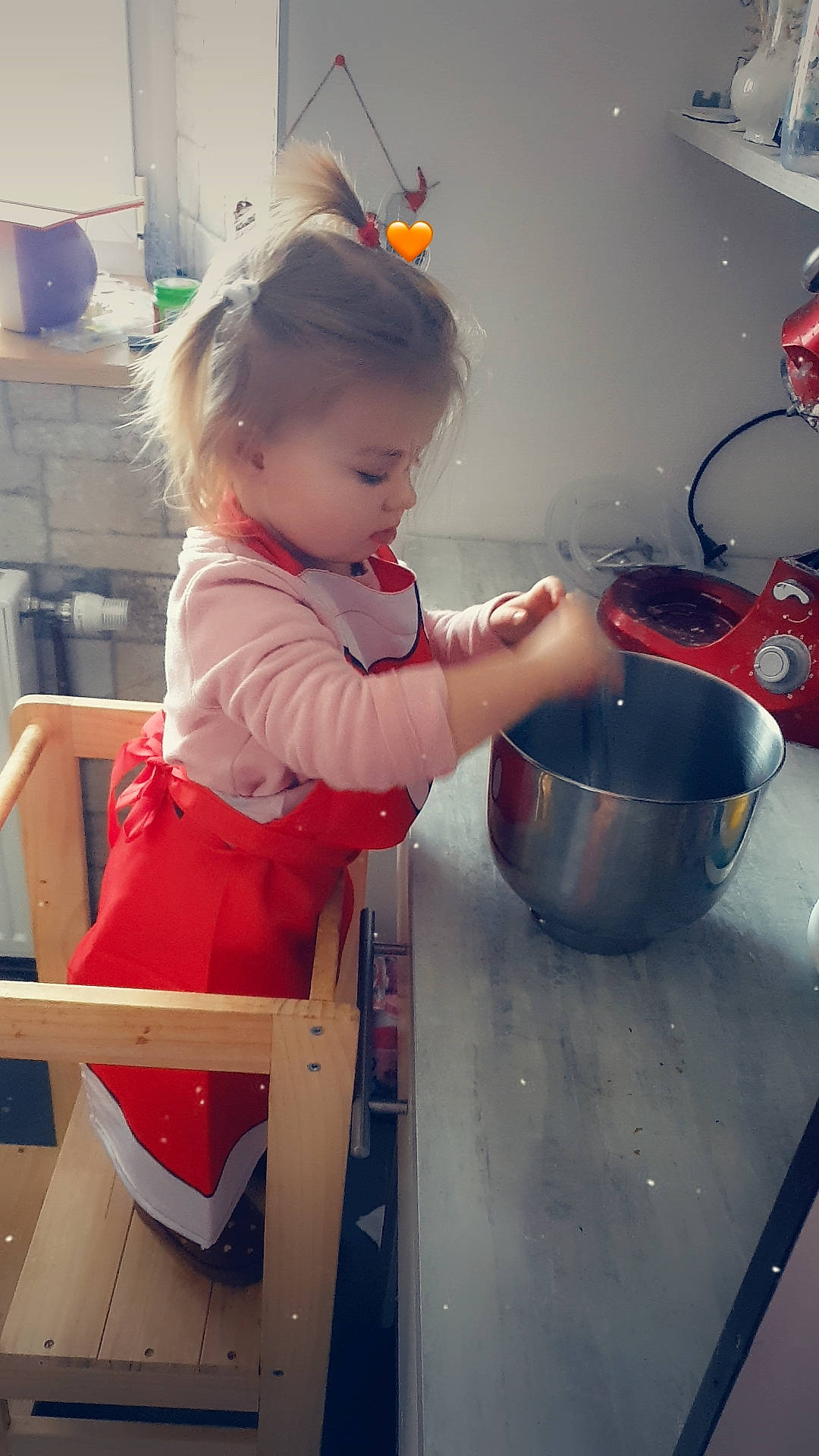 Eva a rejoint le concours — aidez-le/la à gagner de superbes lots ! baby, baby_toddler_clothing, child, comfort_food, cooking, cookware_and_bakeware, fun, gas, happy, homemaker, kitchen, kitchen_appliance, person, play, room, sitting, sleeve, t_shirt, toddler