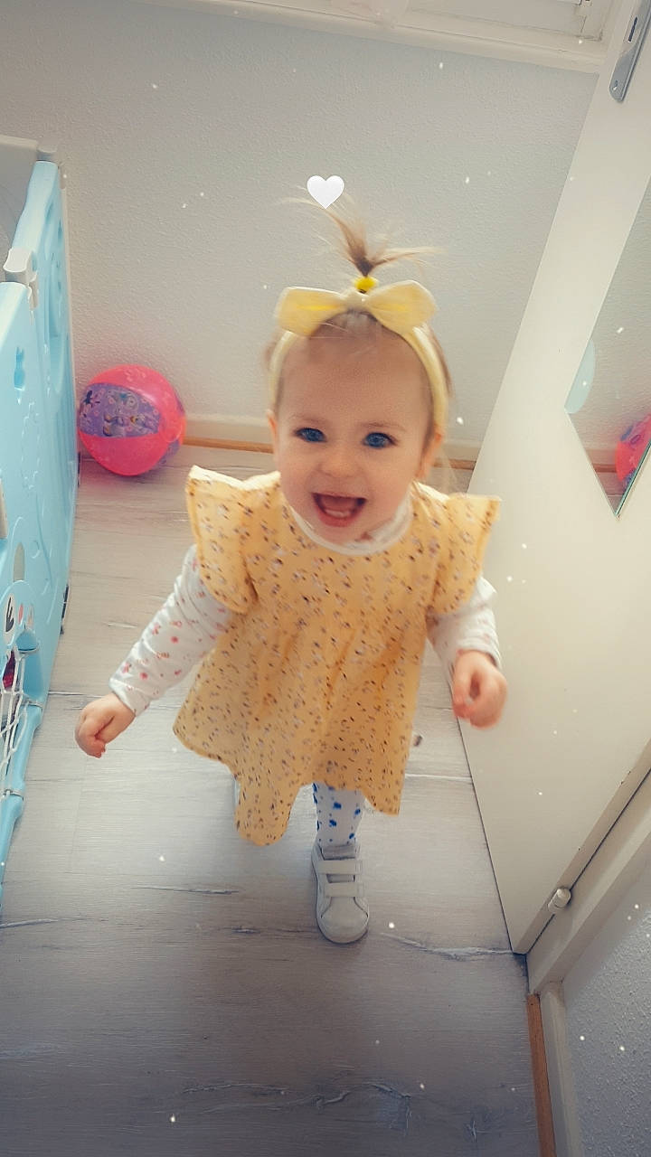 Eva participe au concours pour gagner de l'argent avec cette photo : baby, baby_toddler_clothing, child, costume, costume_hat, fashion_accessory, flooring, fun, fur, happy, hat, headband, headpiece, joy, pattern, person, room, sitting, sleeve, smile