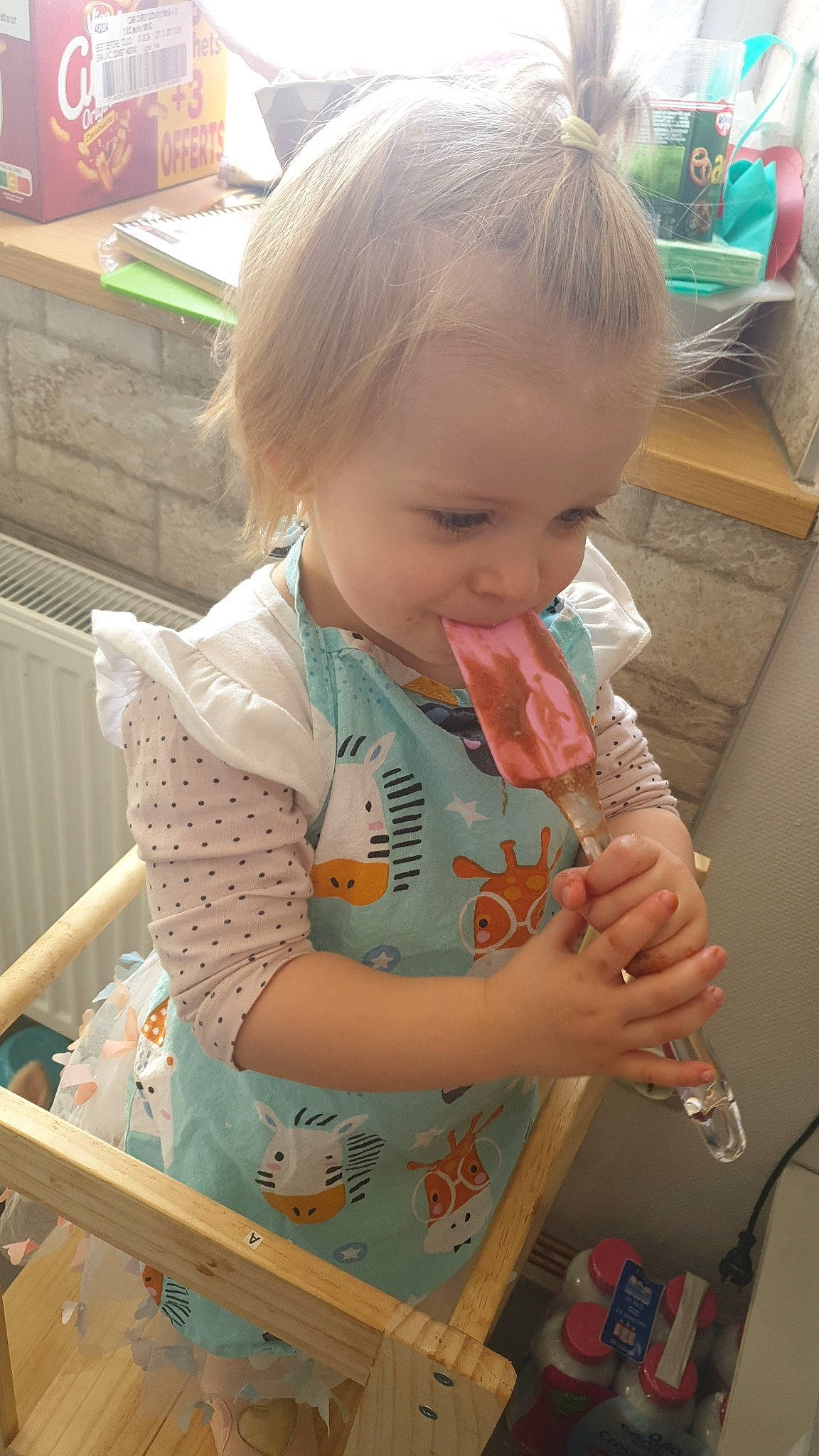 Eva participe au concours pour gagner de l'argent avec cette photo : arm, baby, baby_products, baby_toddler_clothing, chair, cheek, child, finger, fun, hand, happy, pattern, person, play, room, sitting, skin, sleeve, smile, toddler