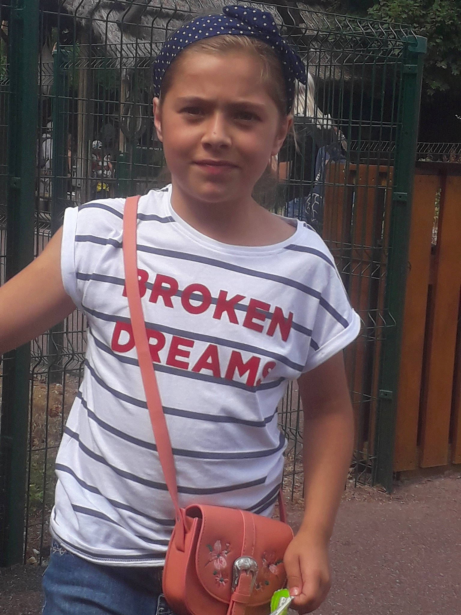 Lyzie participe au concours pour gagner de l'argent avec cette photo : cool, joy, neck, person, shoulder, t_shirt, trunk, waist