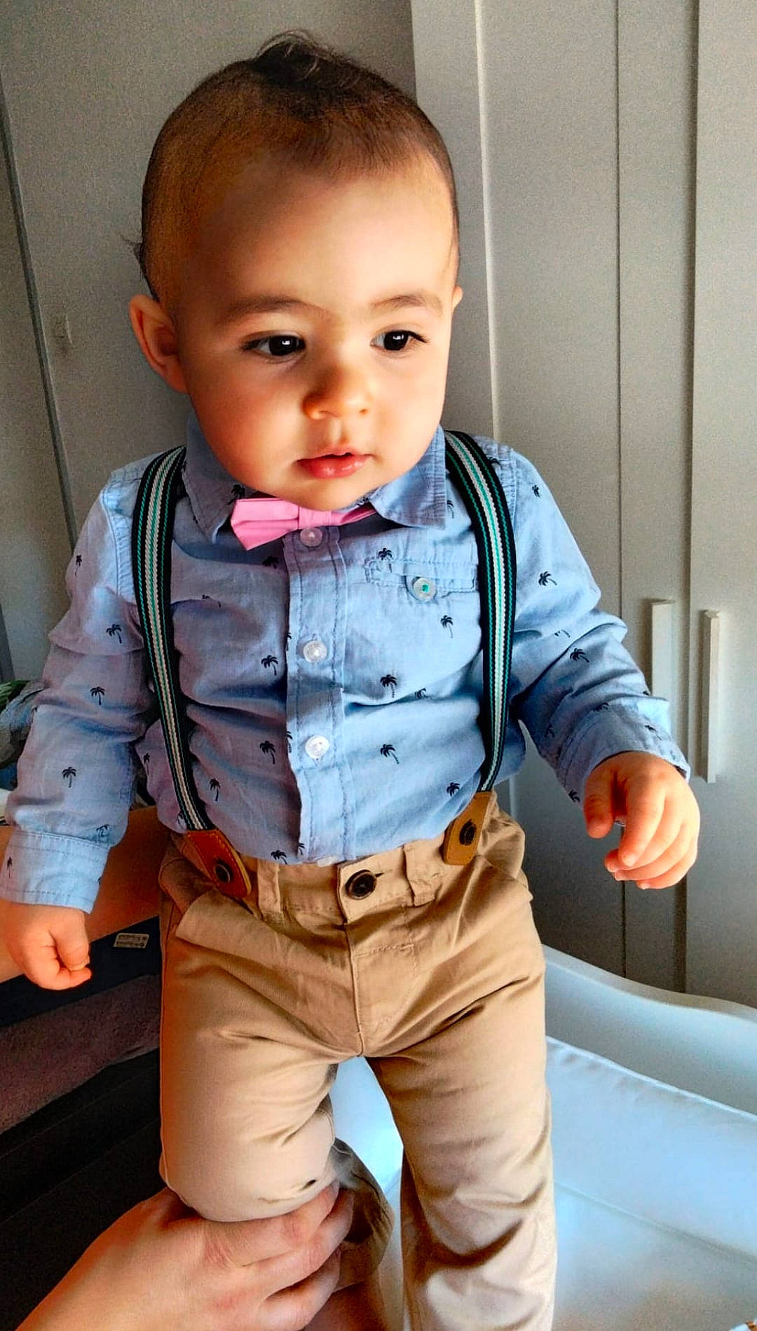 Iyed participe au concours pour gagner de l'argent avec cette photo : arm, baby, baby_toddler_clothing, cheek, collar, dress_shirt, eye, finger, gesture, hair, head, joint, lip, mouth, neck, nose, person, shoulder, skin, sleeve