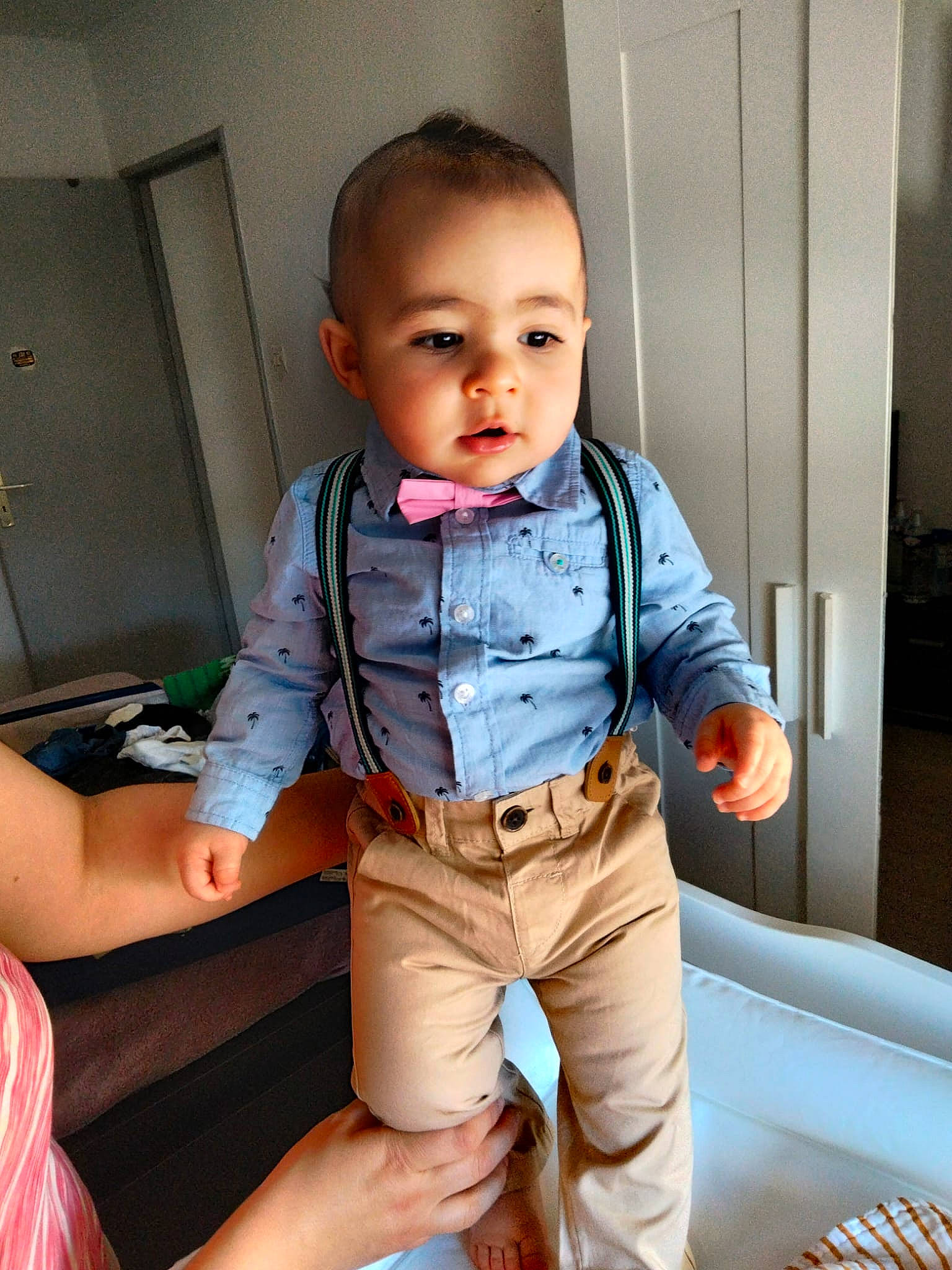 Iyed participe au concours pour gagner de l'argent avec cette photo : abdomen, baby, baby_toddler_clothing, cheek, comfort, elbow, electric_blue, gesture, head, human_leg, knee, person, shorts, skin, sleeve, t_shirt, thigh, thumb, toddler, trunk