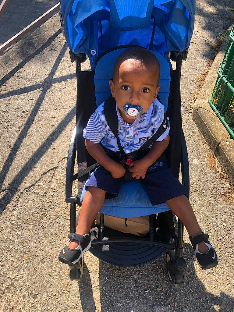 Nolann a rejoint le concours — aidez-le/la à gagner de superbes lots ! baby, baby_carriage, baby_products, baby_safety, bag, blue, chair, child, electric_blue, fashion_accessory, fun, green, human_leg, leisure, luggage_and_bags, person, purple, recreation, sitting, toddler