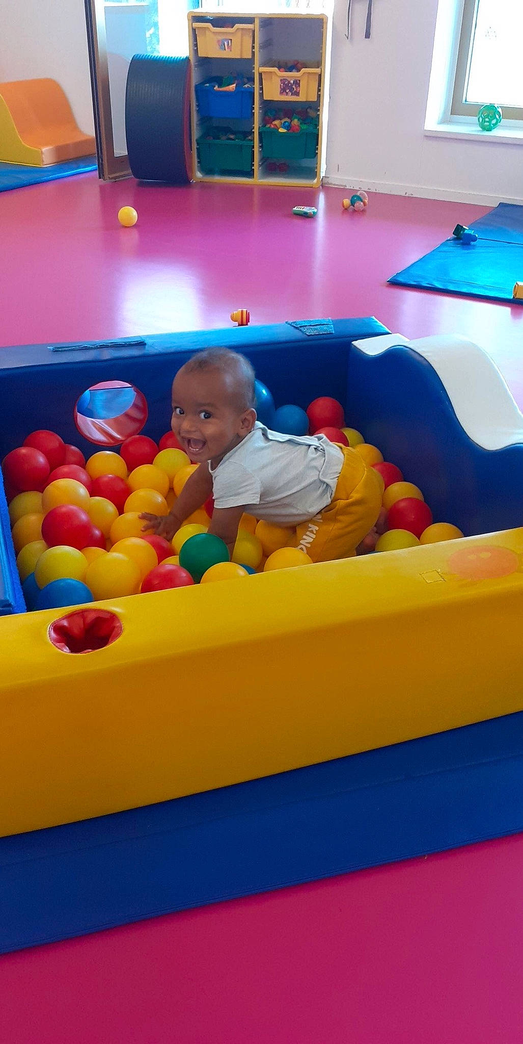 Nolann participe au concours pour gagner de l'argent avec cette photo : baby, bounce_house, child, chute, comfort, couch, event, flooring, fun, games, inflatable, leisure, outdoor_play_equipment, person, play, playground, recreation, recreation_room, room, toddler