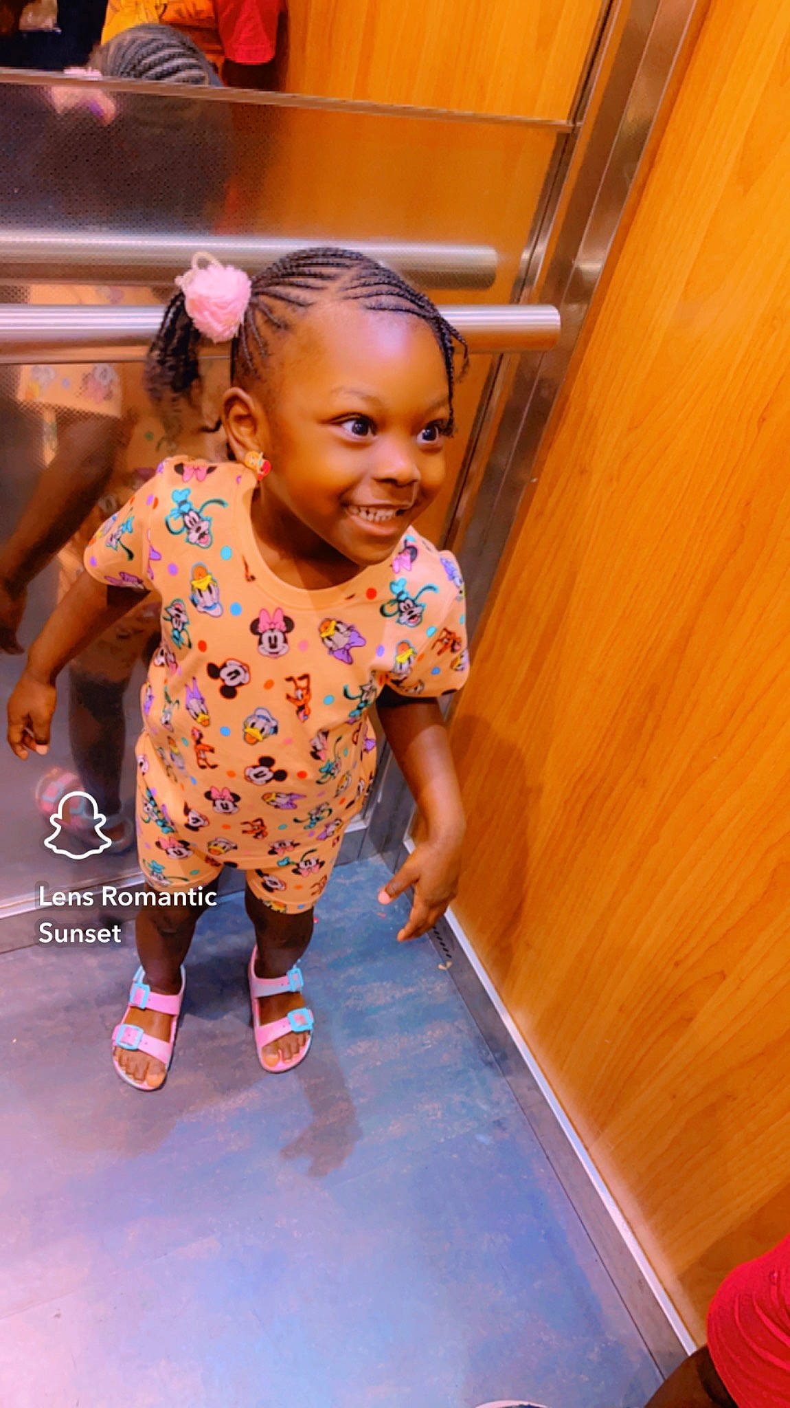 Matida a rejoint le concours — aidez-le/la à gagner de superbes lots ! baby_toddler_clothing, child, flash_photography, floor, flooring, fun, happy, hardwood, joy, leisure, magenta, person, recreation, sitting, skin, sleeve, smile, standing, t_shirt, toddler