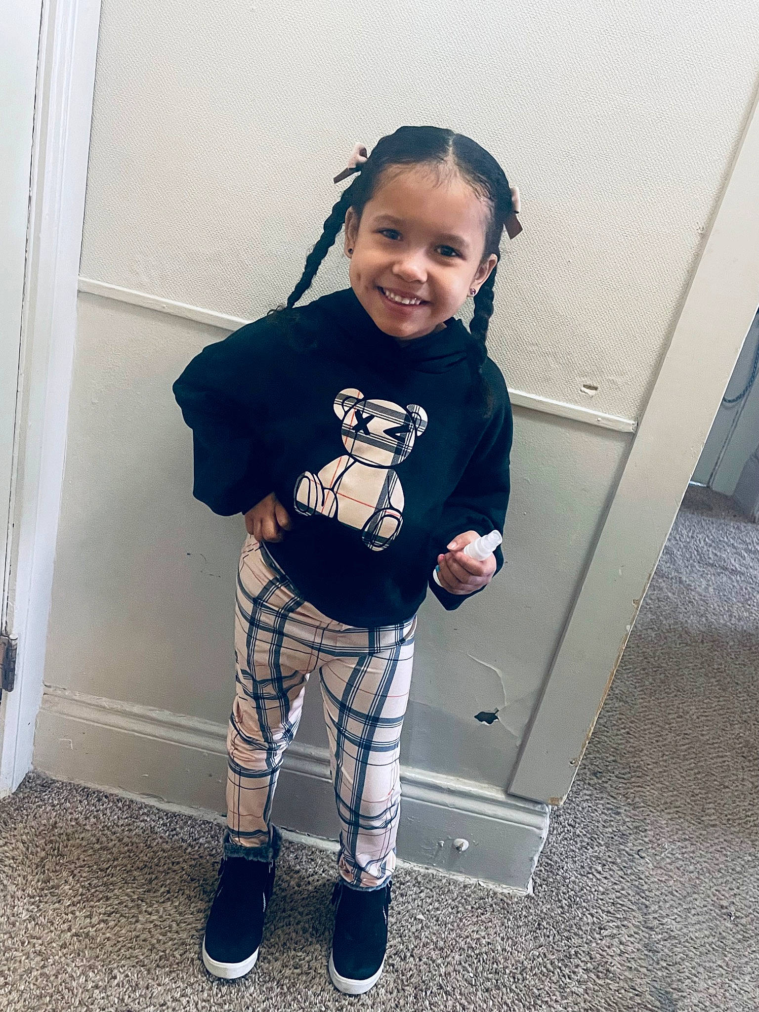 Kamiya is registered to the contest to win money with this photo: baby_toddler_clothing, electric_blue, eyewear, fashion_design, flash_photography, flooring, happy, joint, joy, knee, pattern, person, personal_protective_equipment, shoe, shoulder, sleeve, smile, sportswear, standing, t_shirt