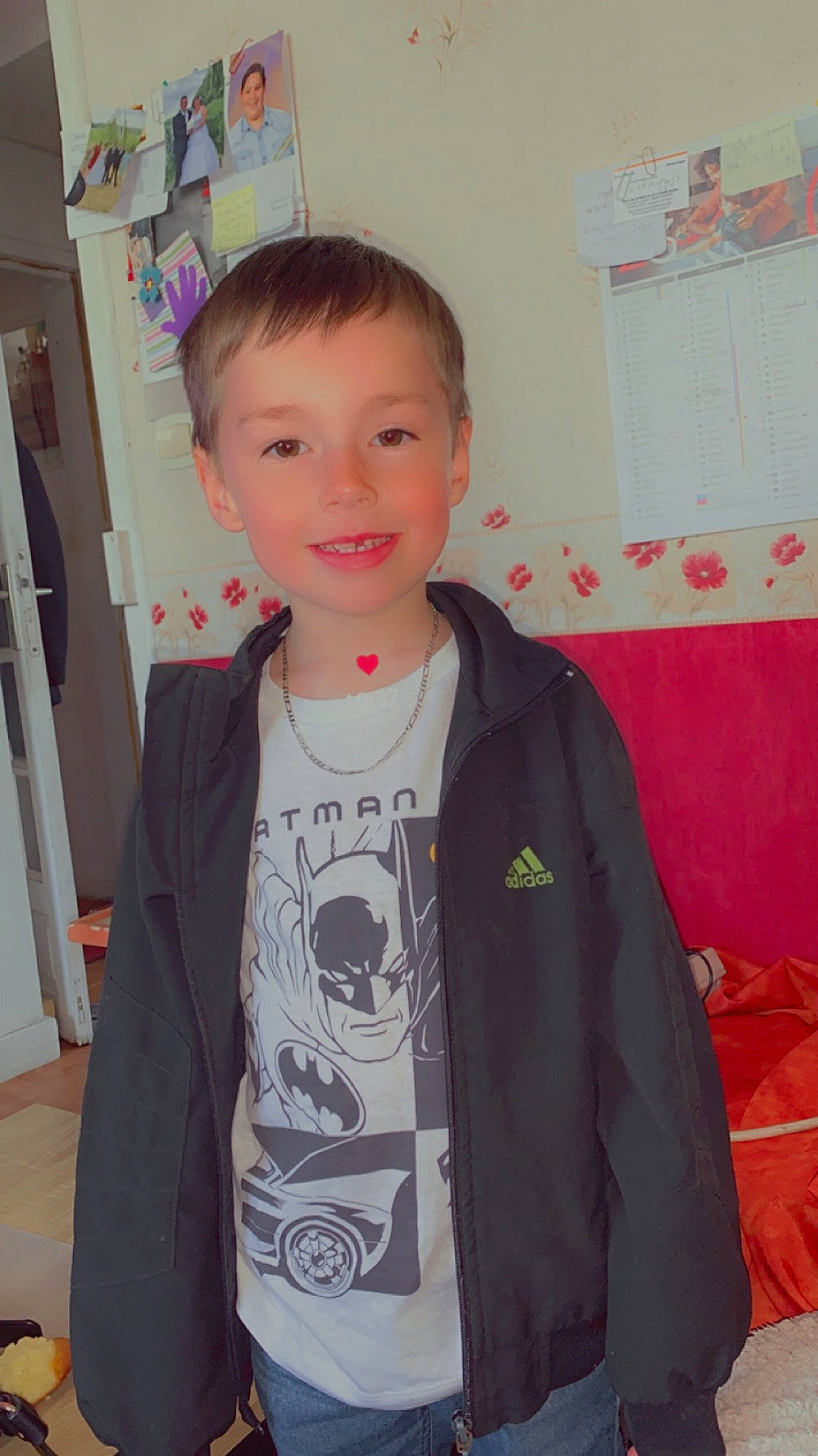 Mathys participe au concours pour gagner de l'argent avec cette photo : blazer, cheek, child, chin, facial_expression, fun, hairstyle, happy, jacket, joy, magenta, neck, outerwear, pattern, person, room, skin, sleeve, smile, standing