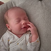 Lou participe au concours pour gagner de l'argent avec cette photo : baby, newborn, sleeping, infant, cushion, onesie, hand, face, soft_texture, peaceful, cozy, indoor, cute, child, smile, resting, blanket, fingers, portrait, bed