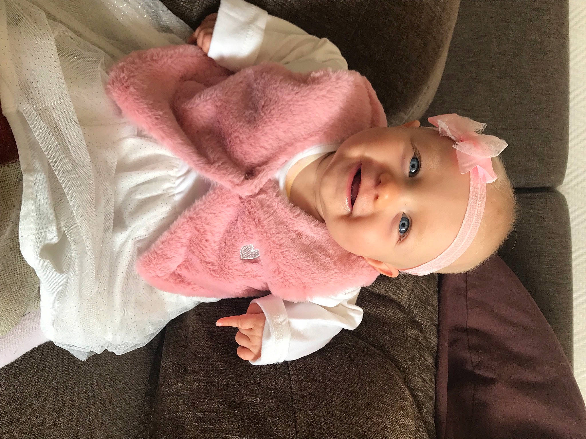 Séléna participe au concours pour gagner de l'argent avec cette photo : cheek, chin, comfort, eyebrow, finger, happy, hat, headgear, iris, joy, lip, mouth, neck, nose, outerwear, person, pink, skin, sleeve, smile