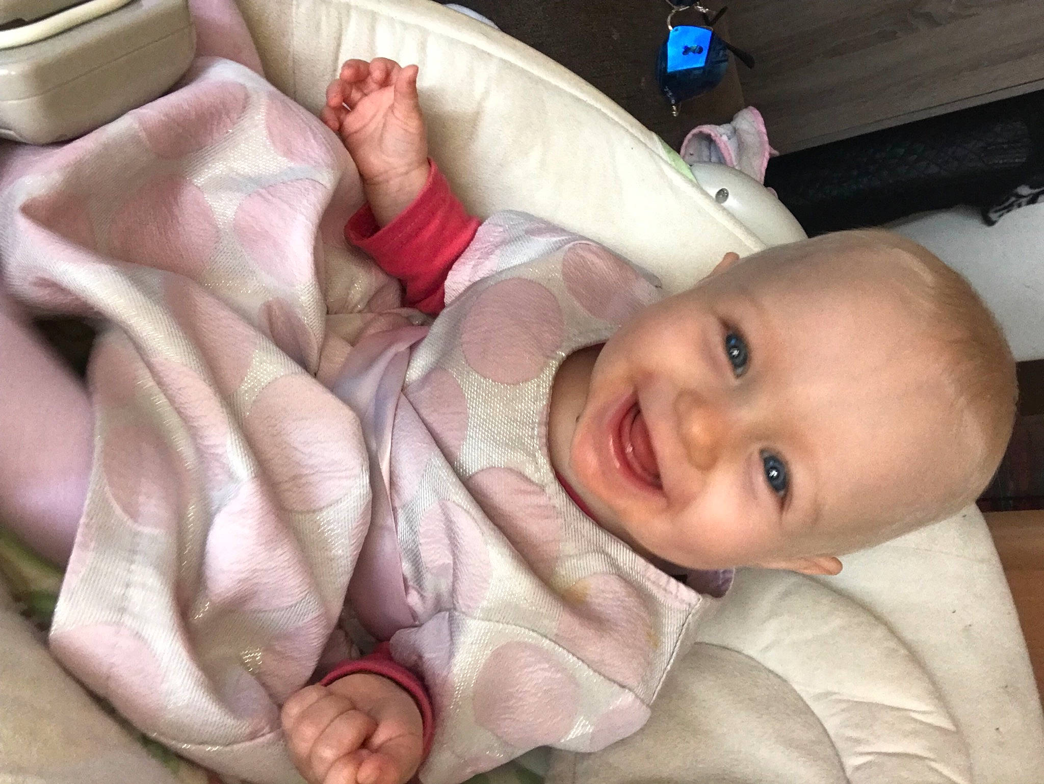 Séléna participe au concours pour gagner de l'argent avec cette photo : baby, cheek, chin, comfort, ear, eye, eyebrow, face, gesture, hairstyle, head, human_body, iris, joy, lip, mammal, mouth, nose, person, skin