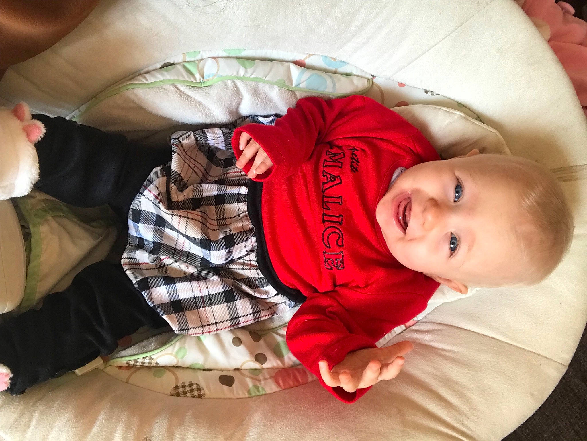 Séléna participe au concours pour gagner de l'argent avec cette photo : baby, baby_toddler_clothing, cheek, child, comfort, facial_expression, happy, lap, mammal, mouth, person, plaid, skin, sleeve, smile, tartan, textile, toddler, tree, vertebrate