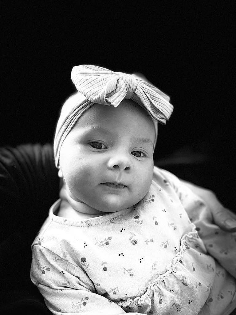 Jeanne a rejoint le concours — aidez-le/la à gagner de superbes lots ! baby, baby_toddler_clothing, cap, cheek, child, comfort, eye, eyebrow, eyelash, flash_photography, fun, happy, headgear, iris, lip, monochrome, monochrome_photography, person, sleeve, smile
