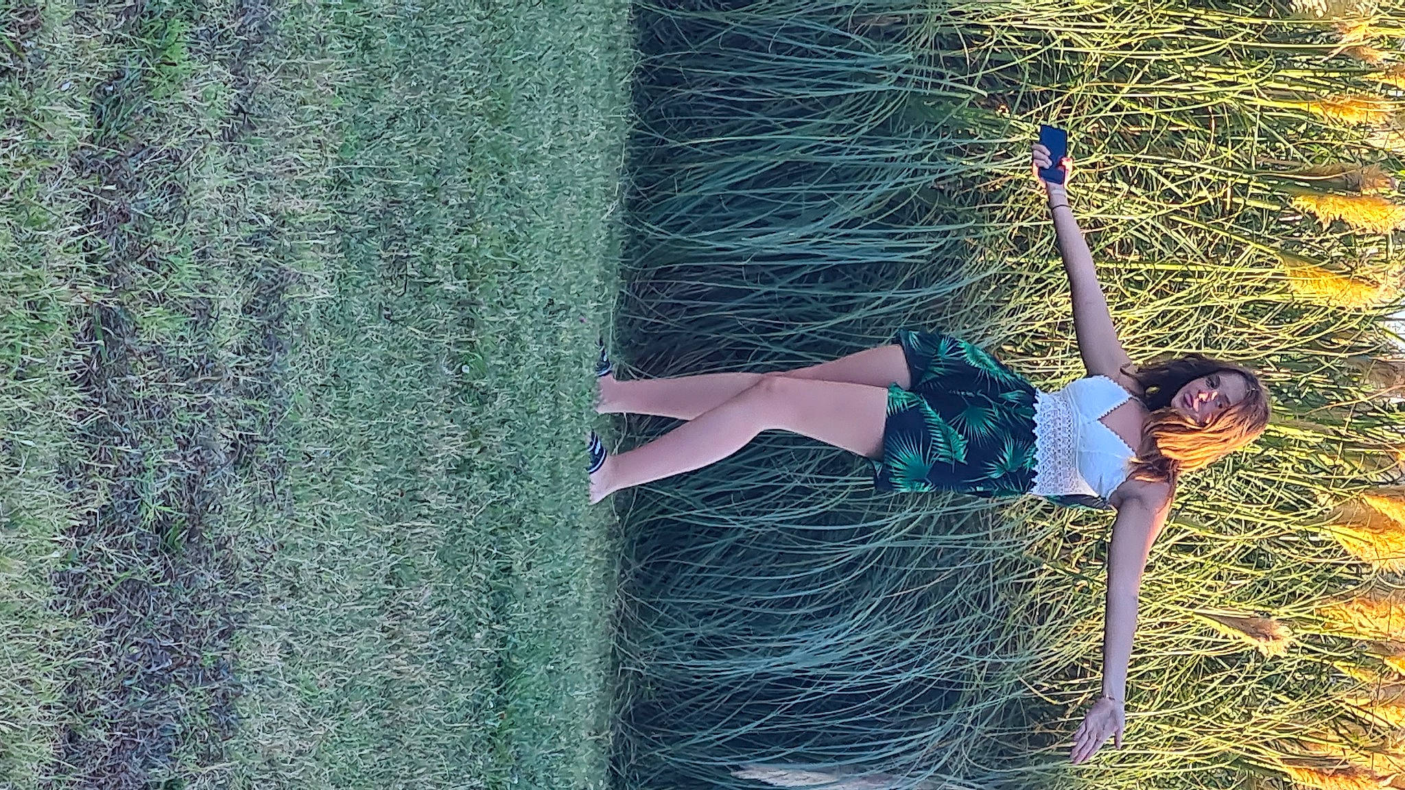 Emilie participe au concours pour gagner de l'argent avec cette photo : azure, denim, electric_blue, fun, grass, grass_family, green, hay, human_leg, leisure, magenta, net, people_in_nature, person, plant, recreation, rope, t_shirt, tree, trunk