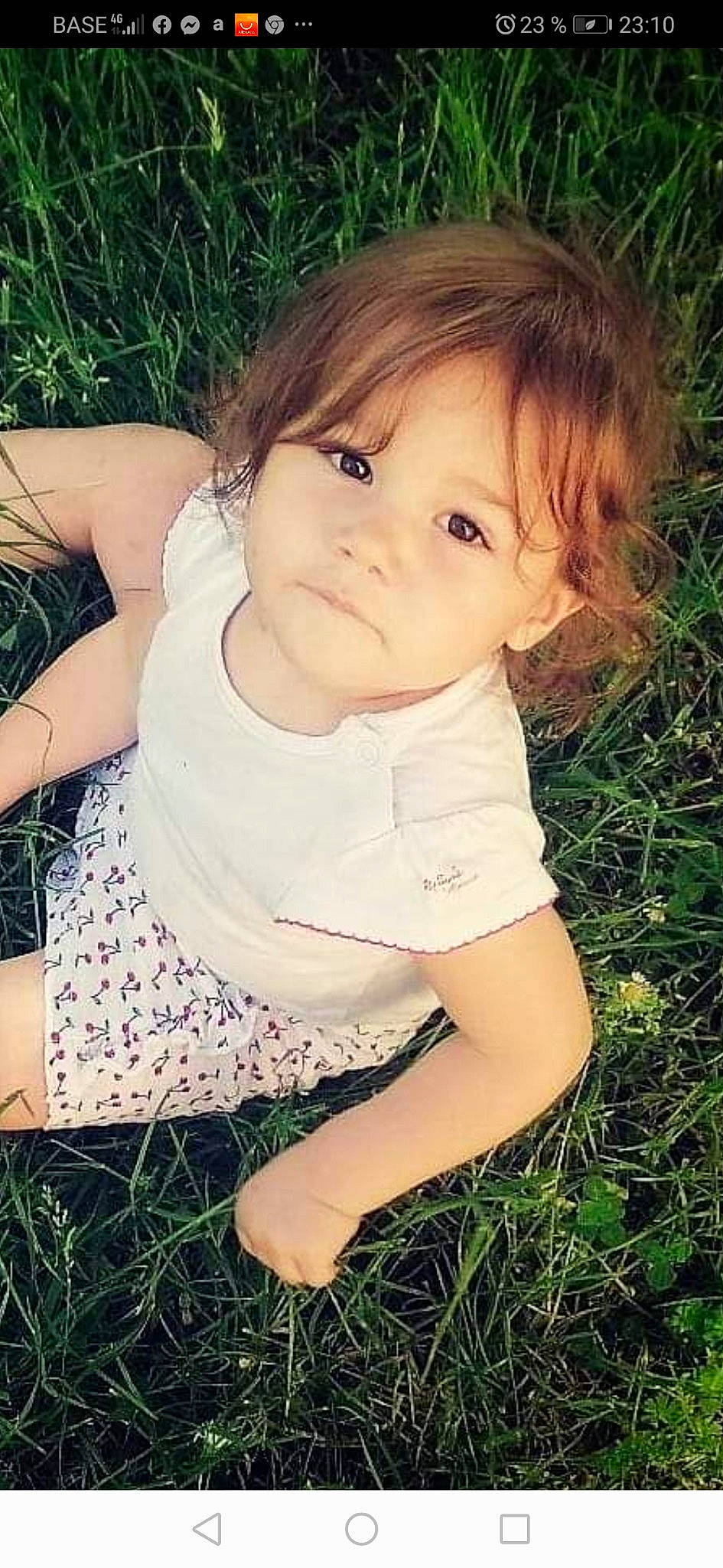 Maëly participe au concours pour gagner de l'argent avec cette photo : baby, baby_toddler_clothing, blond, cheek, eye, eyelash, flash_photography, fun, grass, hair, hand, happy, human_body, iris, lip, nose, people_in_nature, person, skin, sunlight