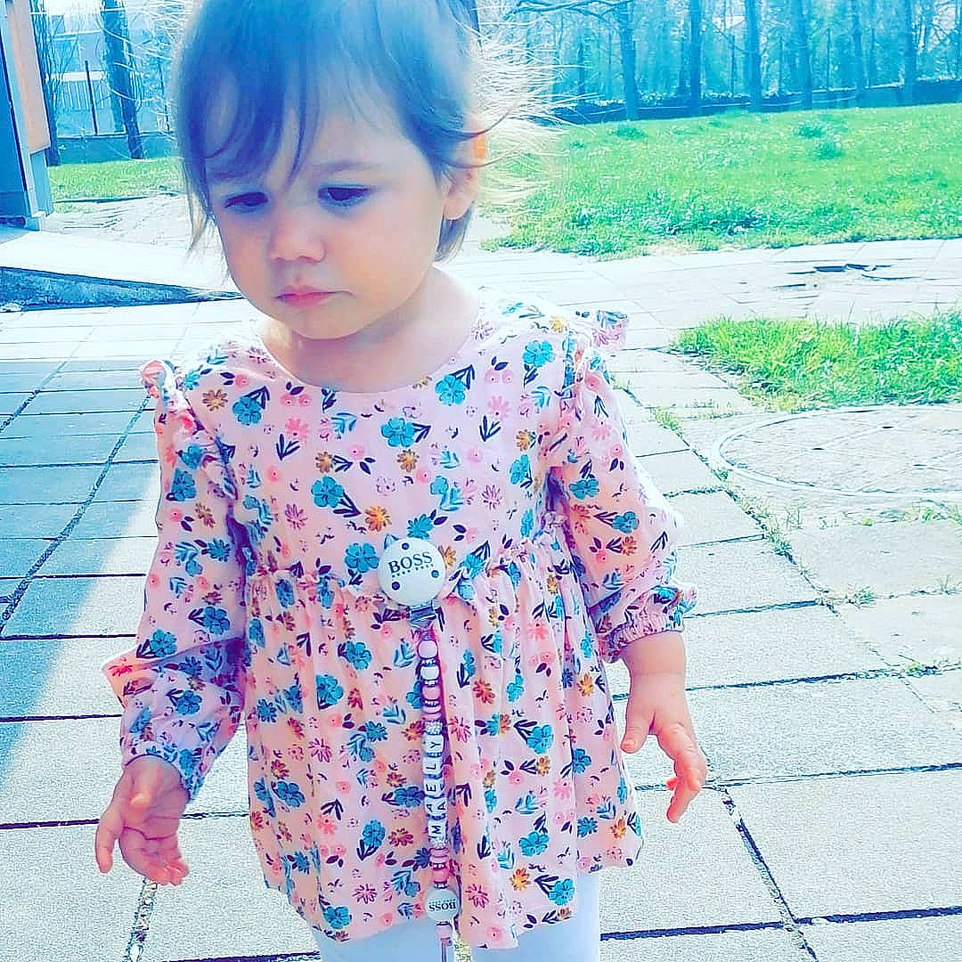 Maëly participe au concours pour gagner de l'argent avec cette photo : azure, baby_toddler_clothing, cool, day_dress, dress, facial_expression, hairstyle, happy, joint, one_piece_garment, person, photograph, pink, plant, shoulder, skin, sleeve, standing, street_fashion, toddler