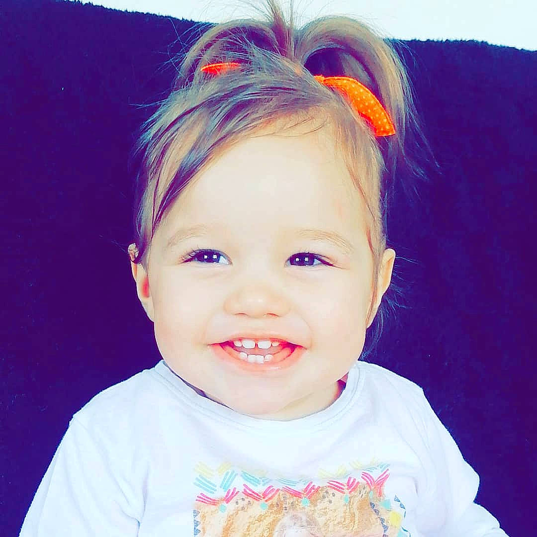 Maëly participe au concours pour gagner de l'argent avec cette photo : baby_toddler_clothing, cheek, chin, cool, ear, eye, eyebrow, eyelash, face, happy, iris, joy, lip, neck, person, pink, purple, skin, sleeve, smile