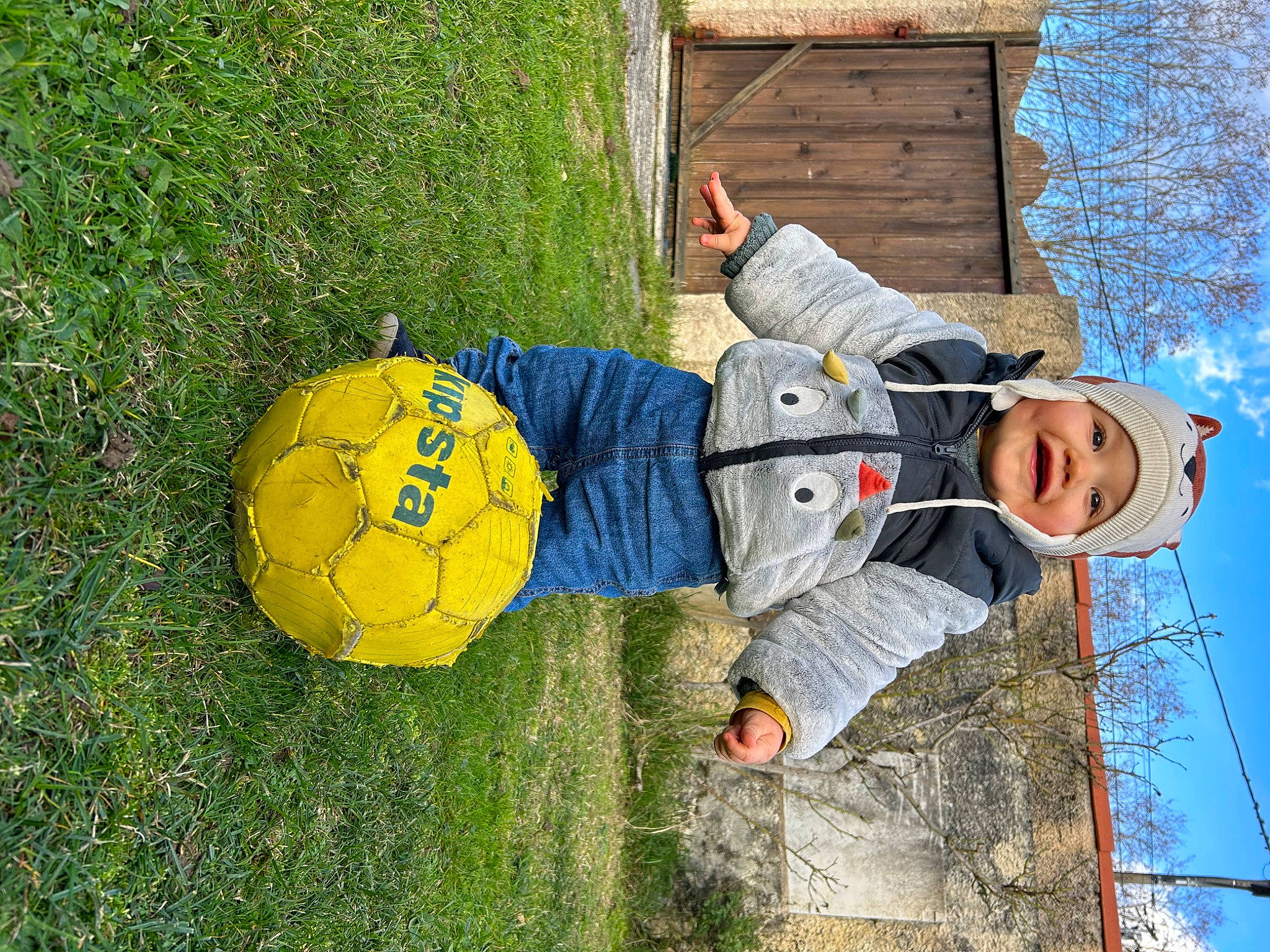 Camille participe au concours pour gagner de l'argent avec cette photo : ball, electric_blue, football, fun, grass, happy, headwear, jeans, lawn, leisure, nature, people_in_nature, person, plant, recreation, sky, smile, soccer, sports_equipment, toddler
