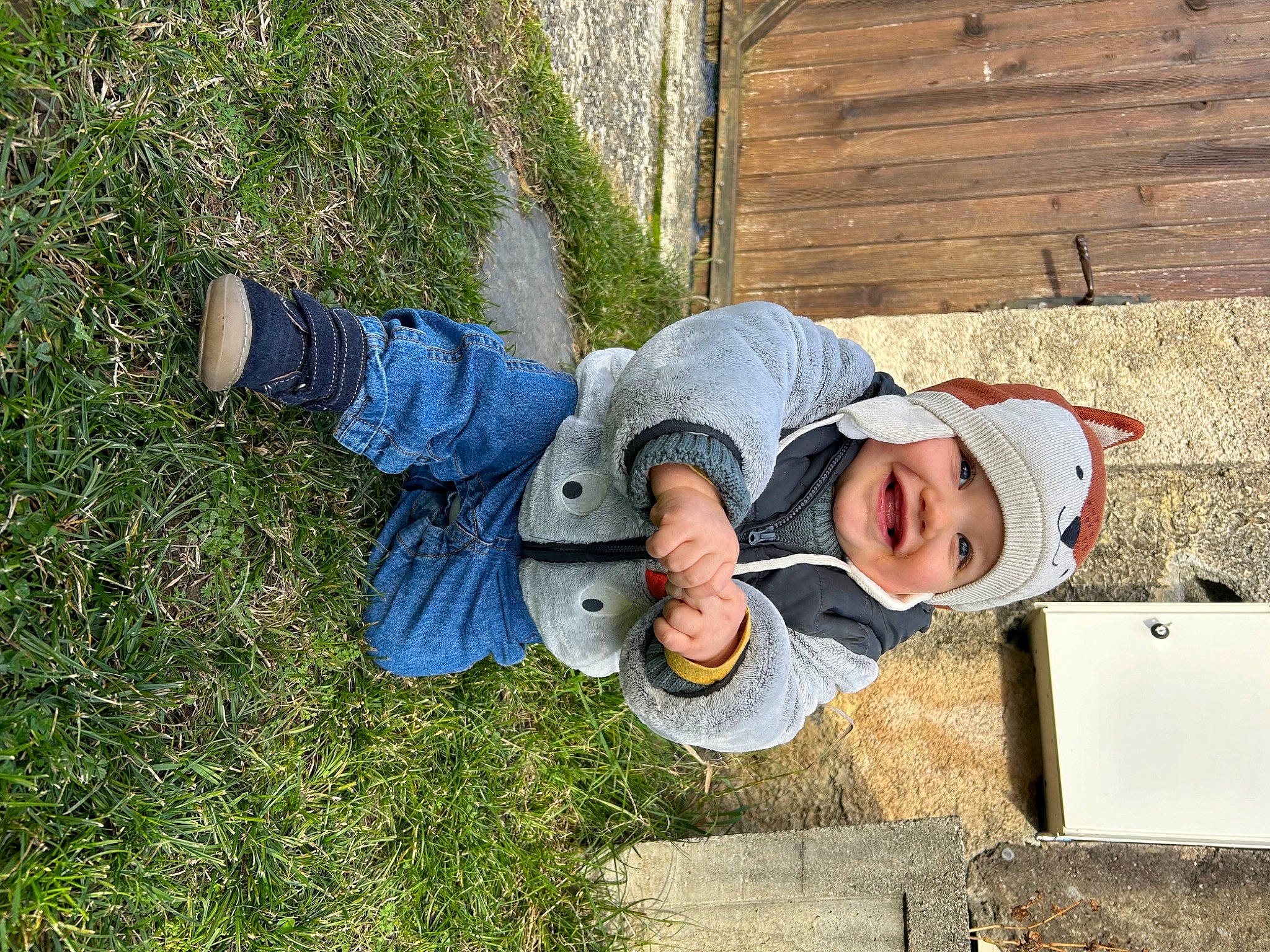 Camille participe au concours pour gagner de l'argent avec cette photo : baby, baby_toddler_clothing, child, electric_blue, fun, grass, groundcover, happy, hat, headwear, joy, landscape, leaf, leisure, people_in_nature, person, plant, sitting, sun_hat, toddler