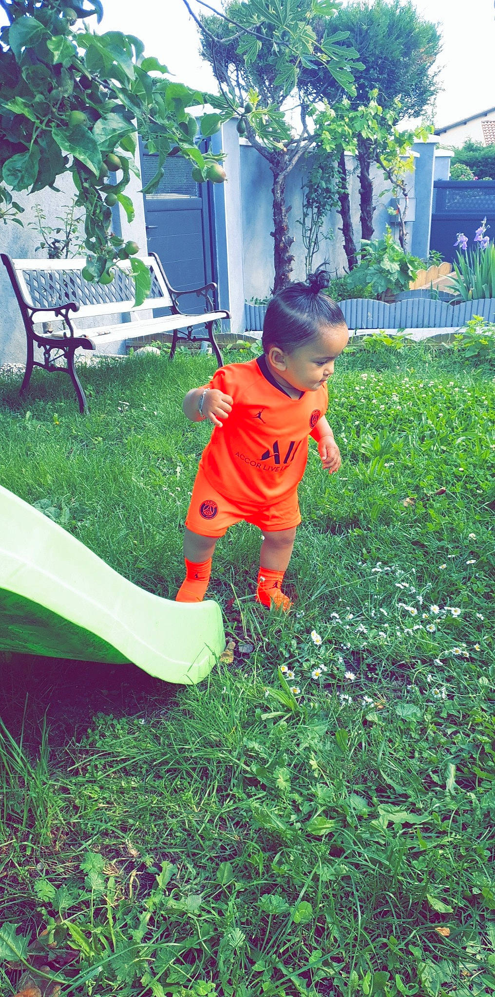 Jessim participe au concours pour gagner de l'argent avec cette photo : backyard, child, garden, grass, lawn, person, plant, play, summer, yard